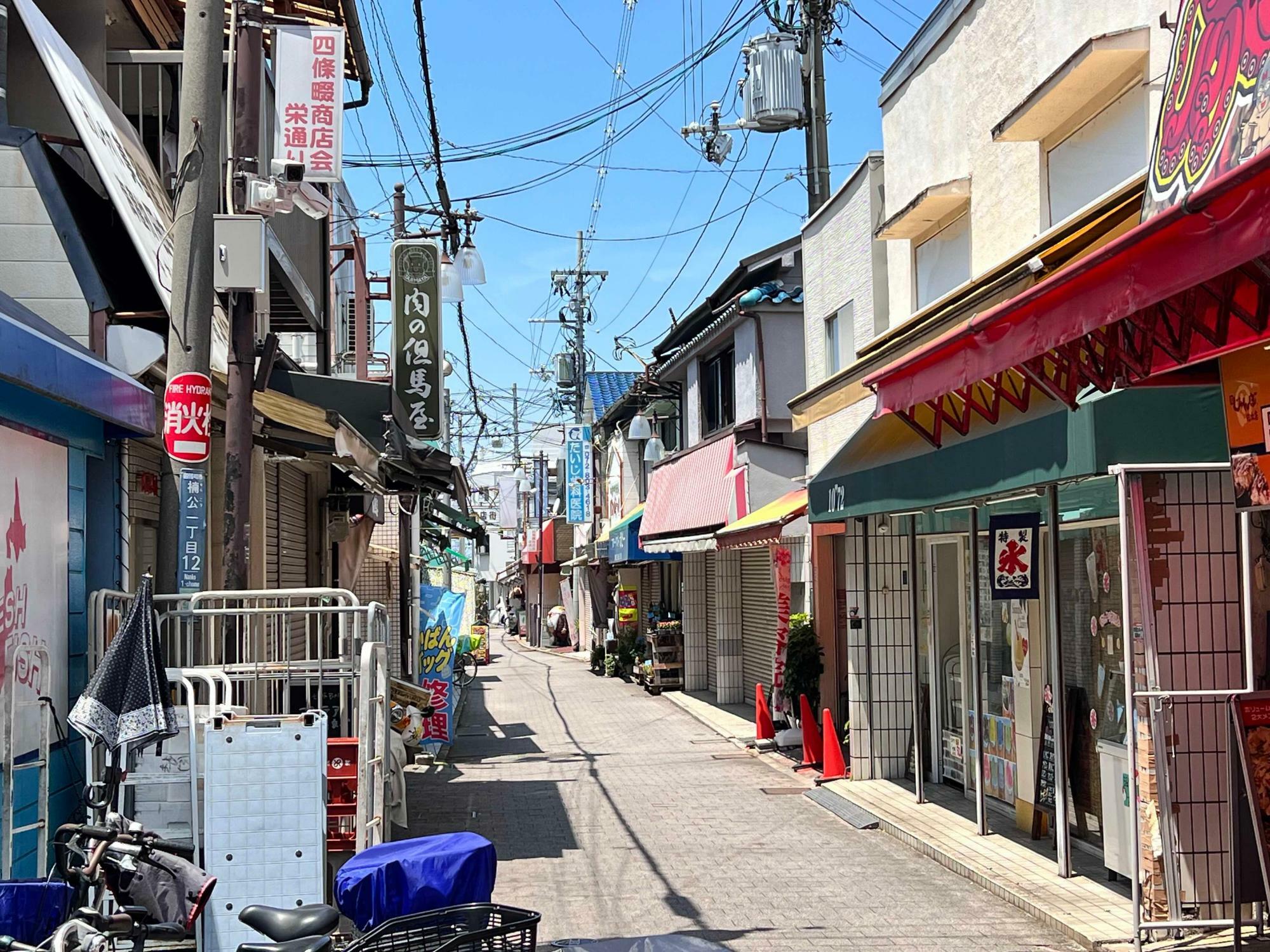 栄通り商店街の様子。やはり人の姿はあまり見られません