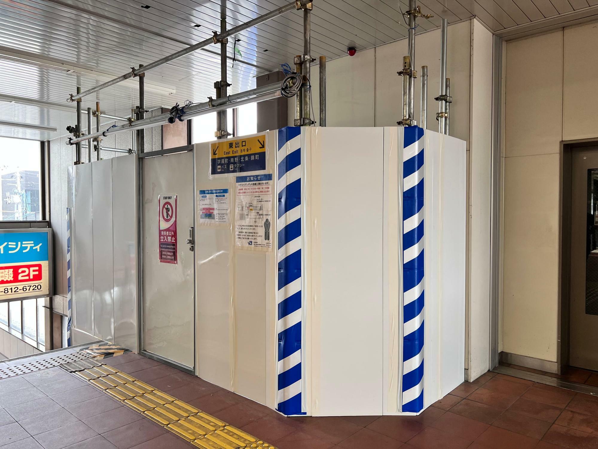 東側の駅舎内。2階から階段の途中にかけてかこまれている