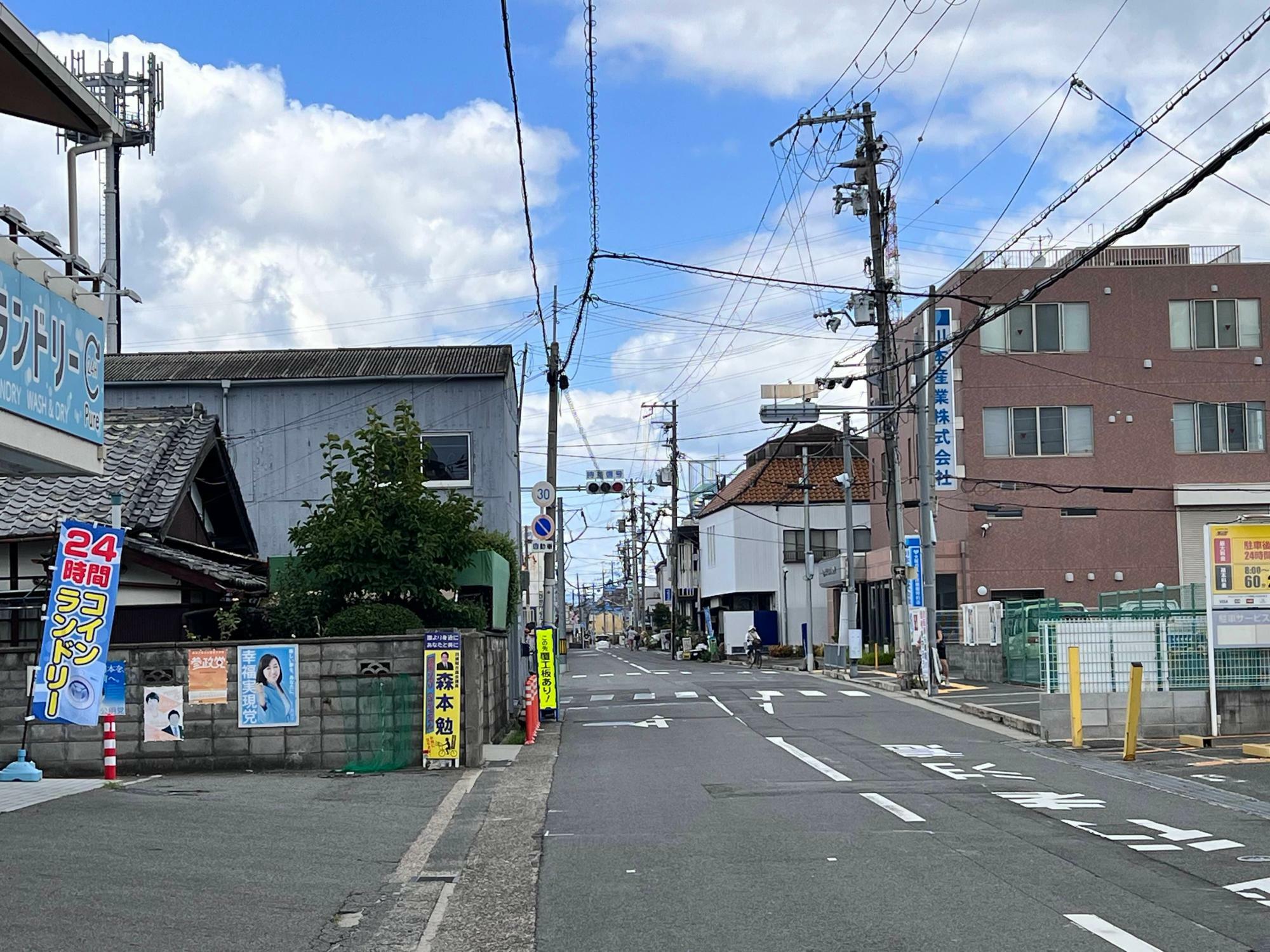 直進すると、すぐに交差点が現れます