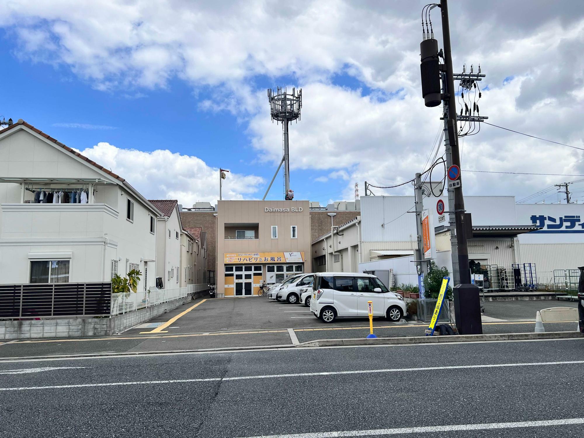 駐車場手前の歩道など、敷地外から撮影しました