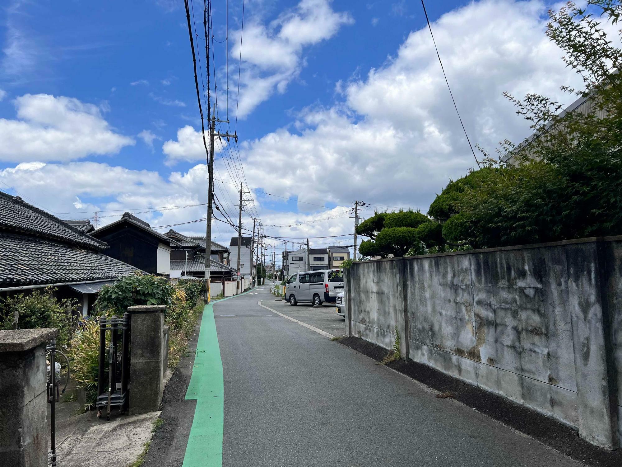 細い道の先には清滝川があり、その手前が突き当たりになっています