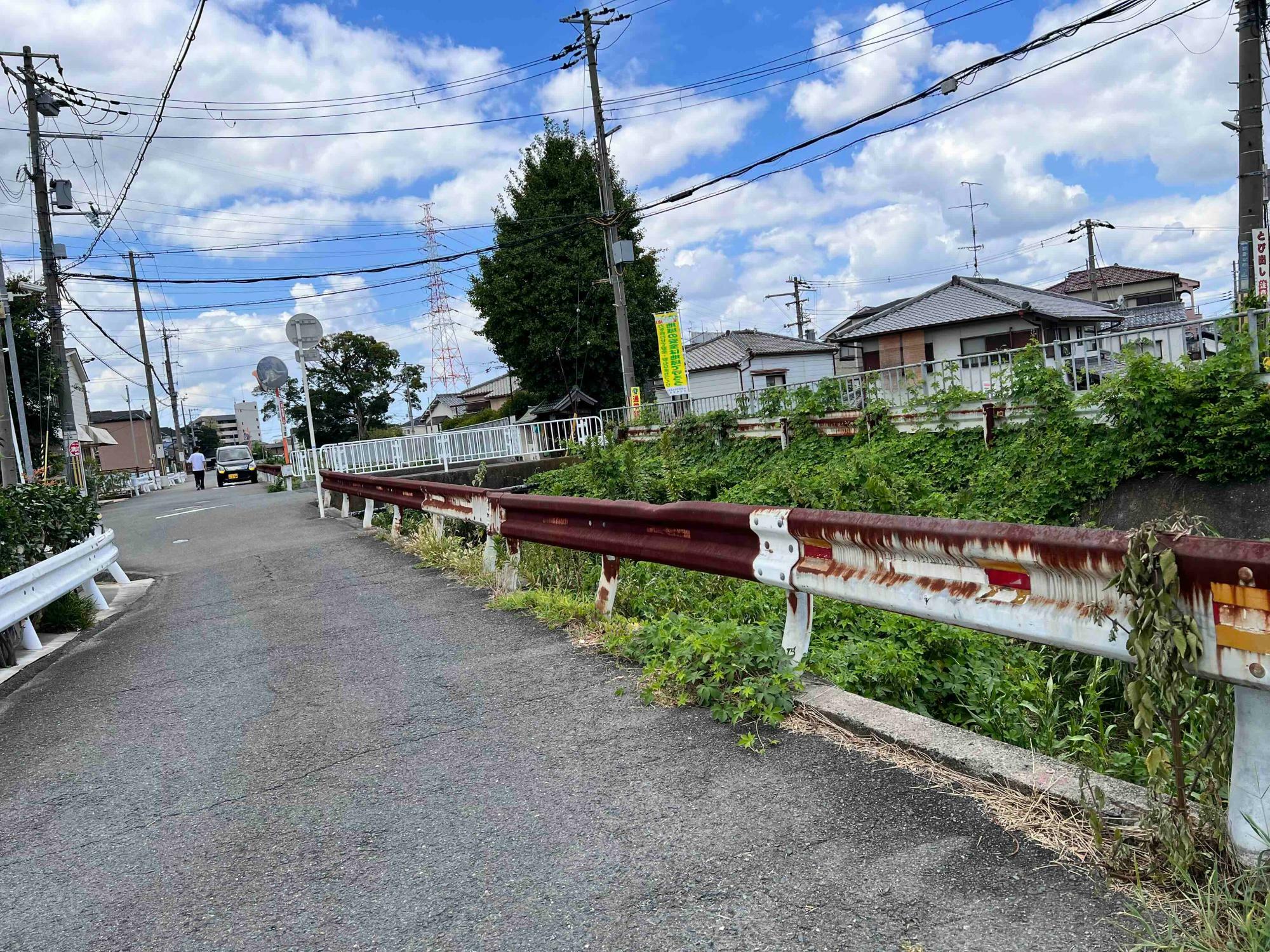 突き当たりを左折し、すぐに橋をわたって川沿いに進みます