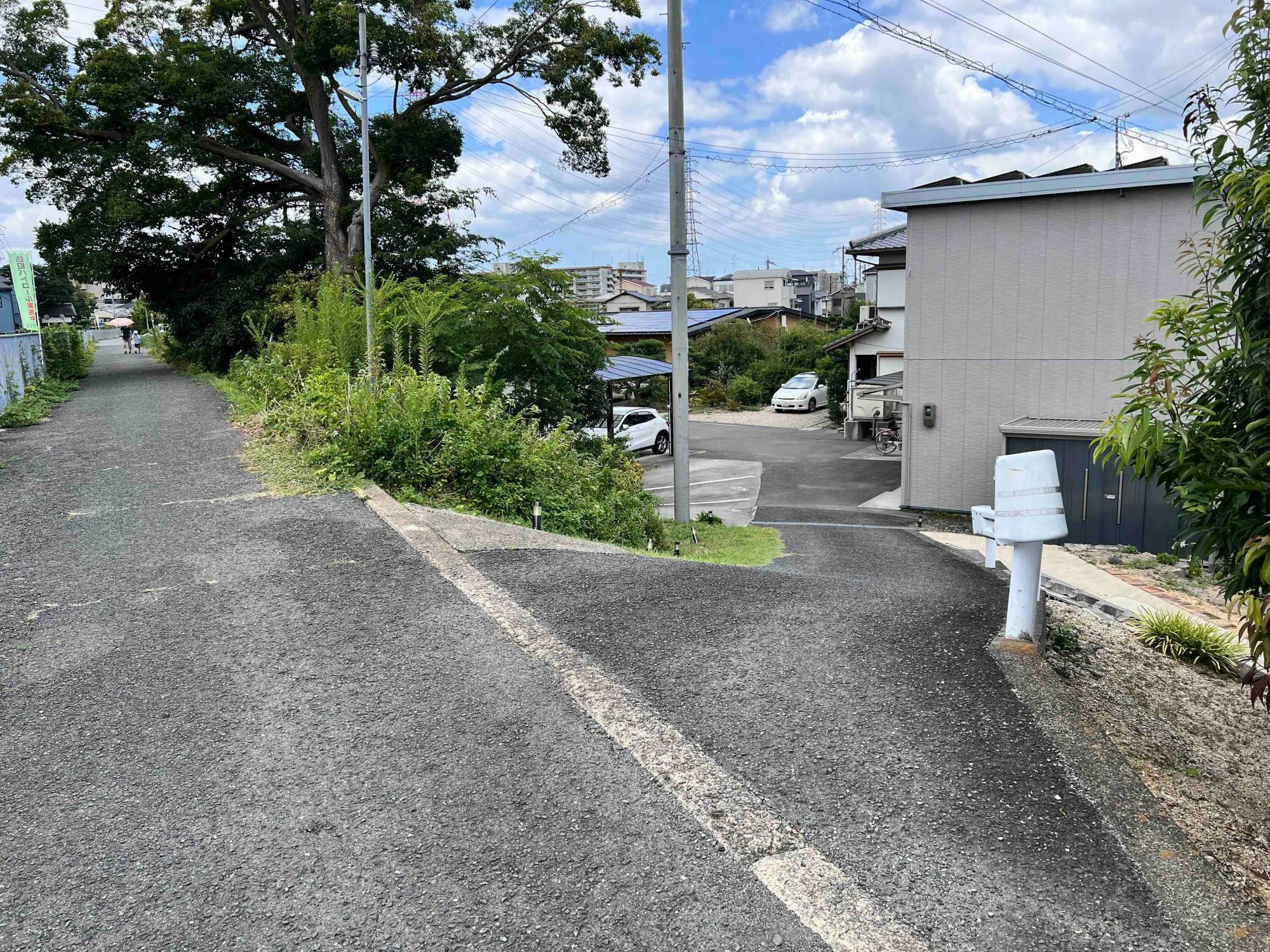 右側に川沿いからそれる道が現れます