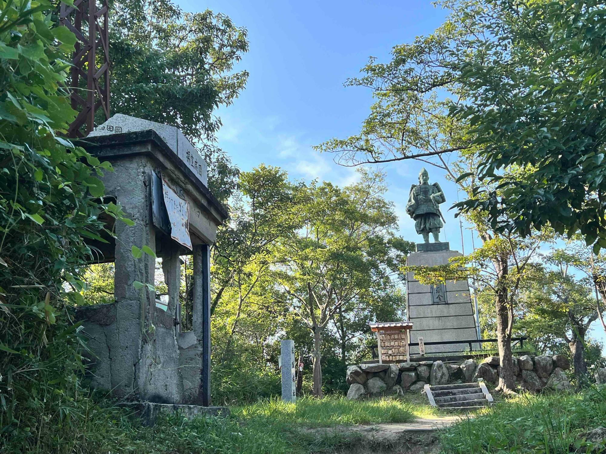 写真右奥は楠木正行像。その手前の左側にあるのが今回ご紹介する戦争遺跡