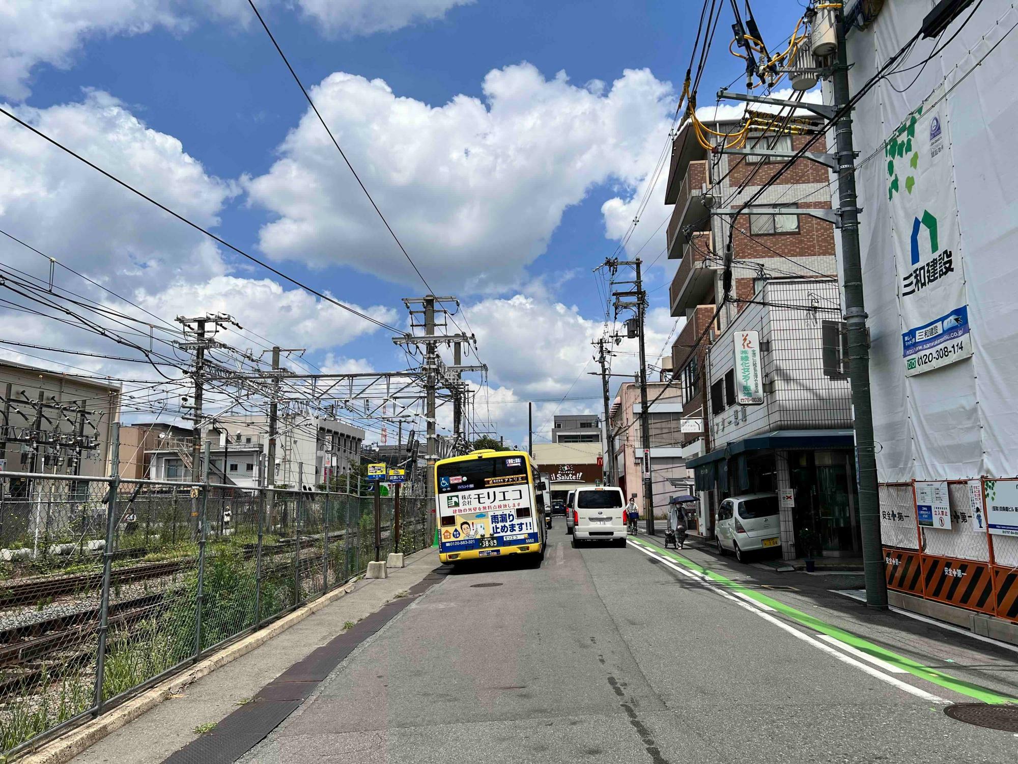 JR四条畷駅を下車後、線路沿いの道を北上