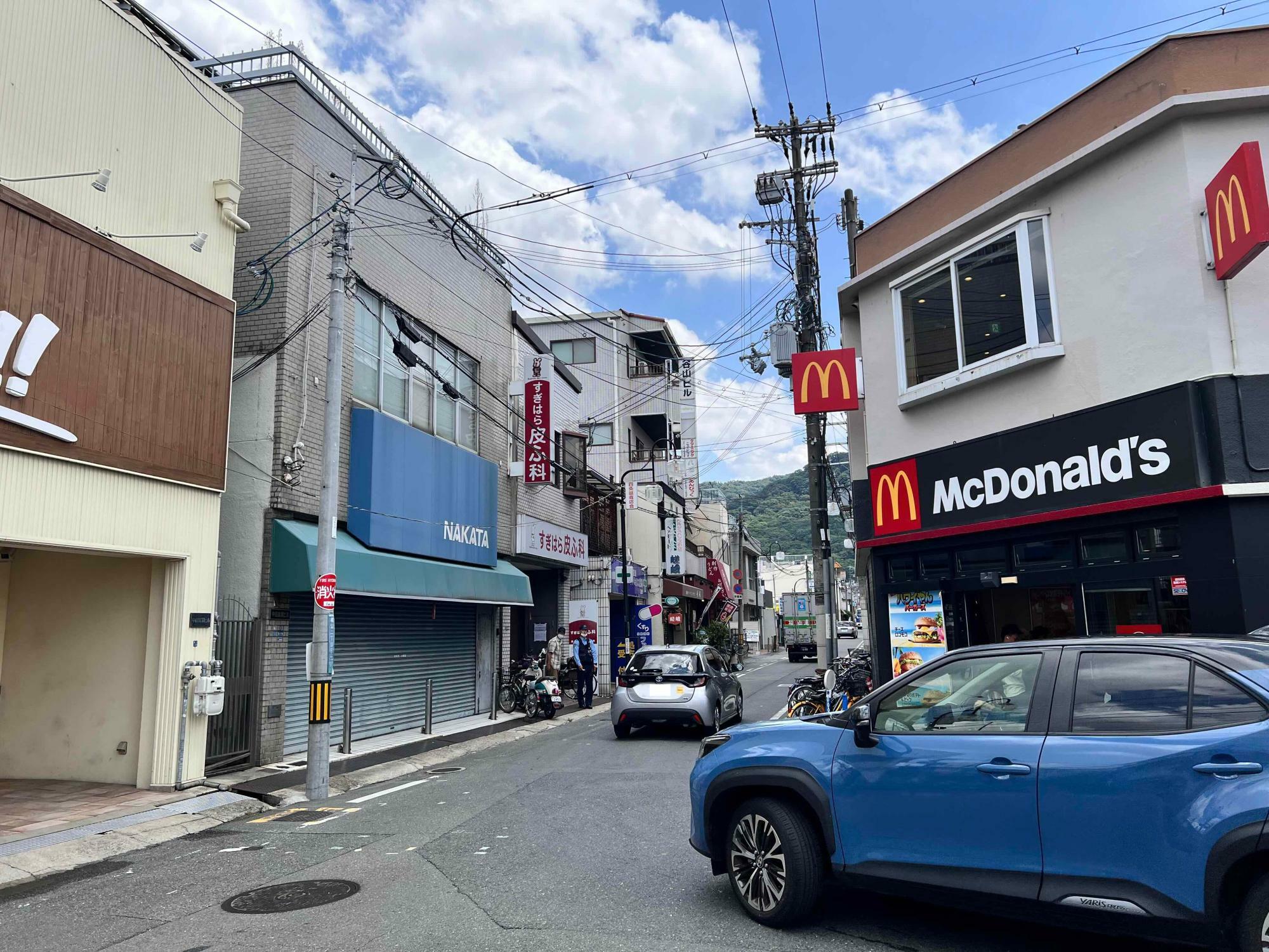 マクドナルド四条畷店の角を右折