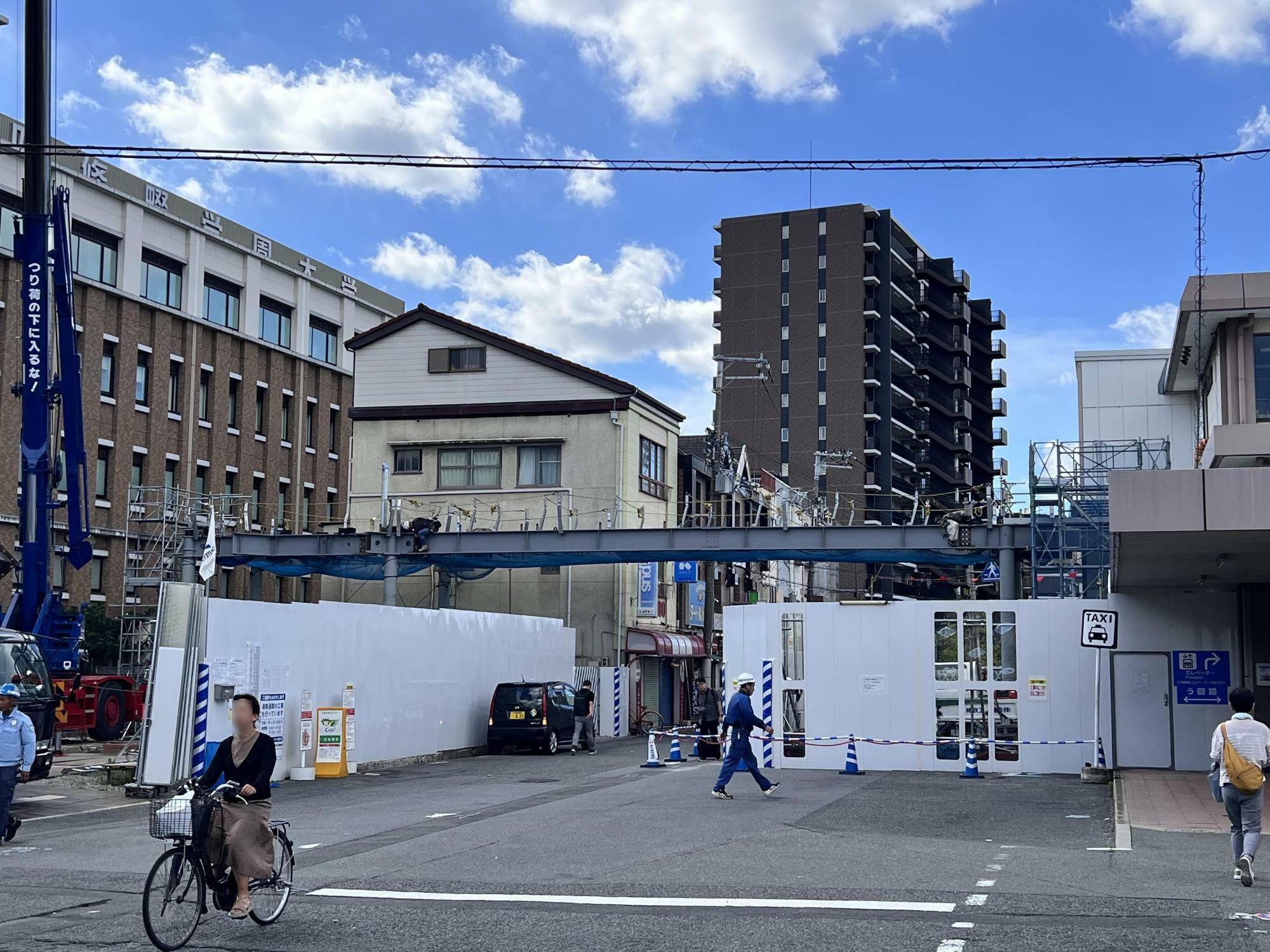 高架型歩道の鉄骨が駅舎側とロータリー側をつないでいます