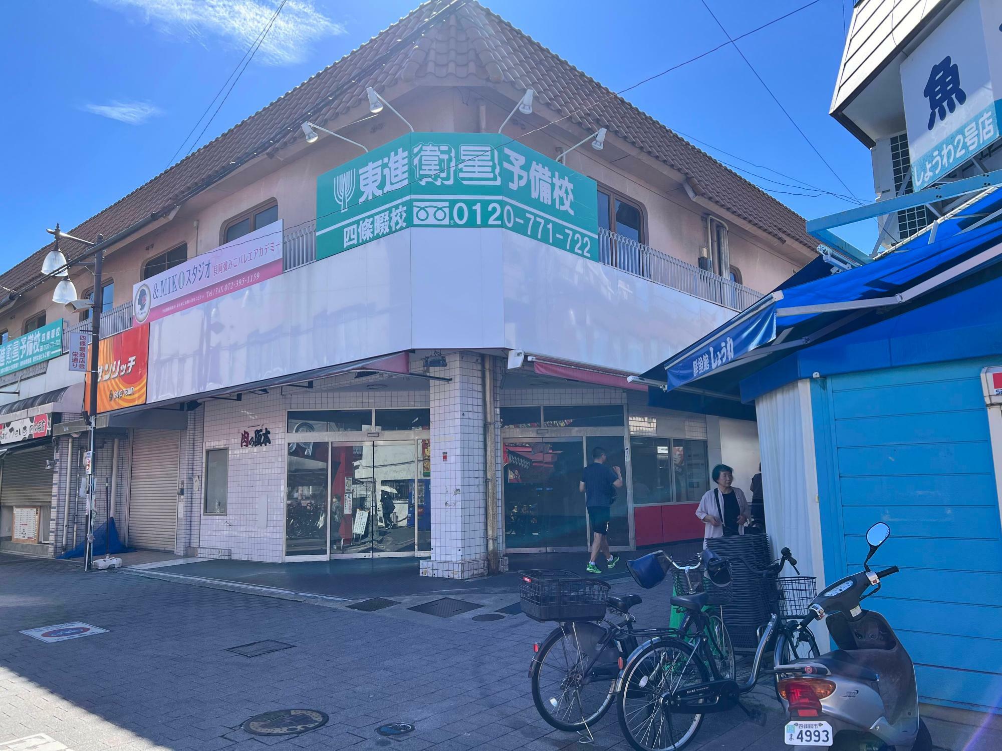 鮮魚店の向かいにある店舗