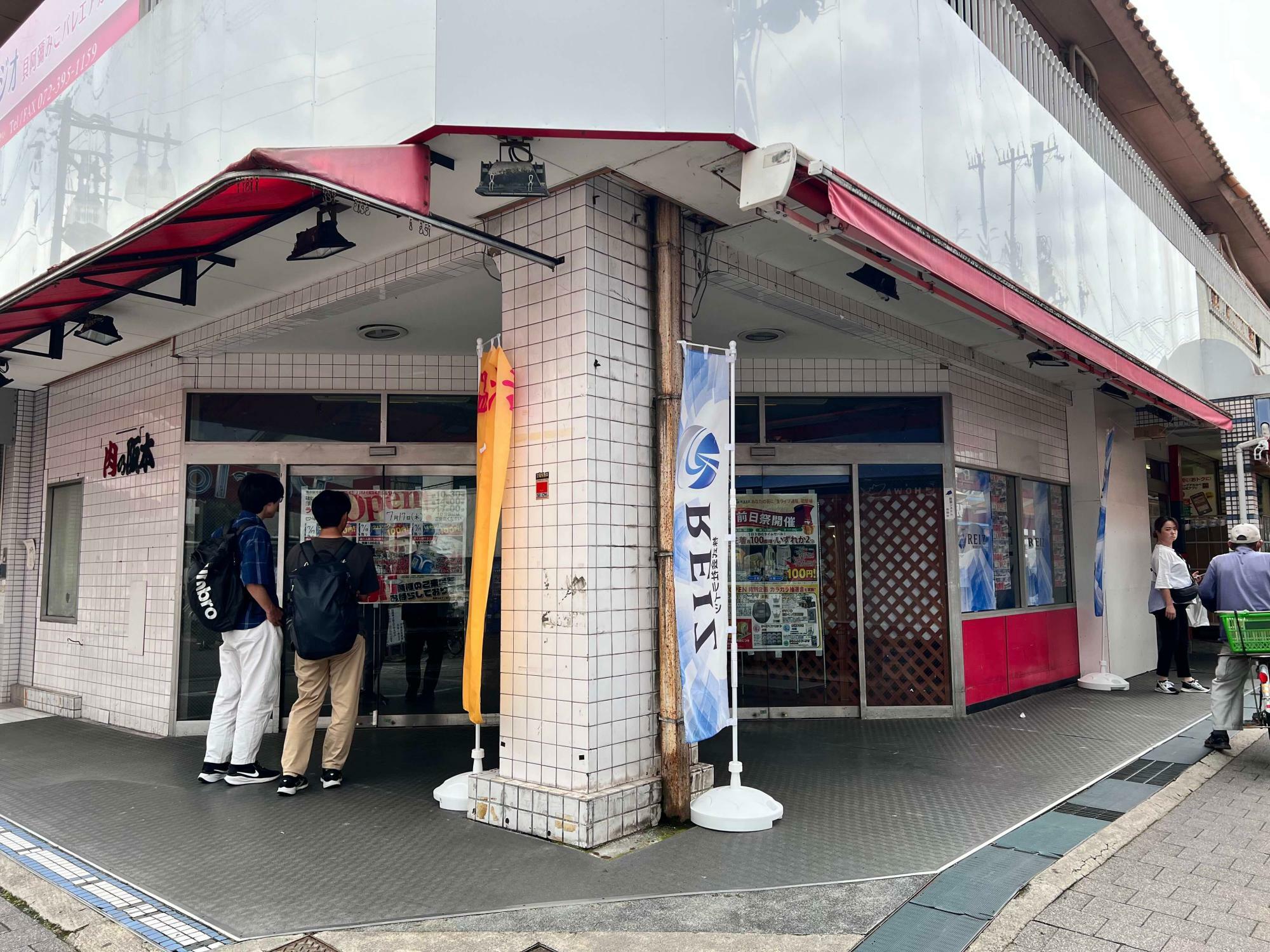 街の通販ショップ開店前の光景（24年7月13日撮影）