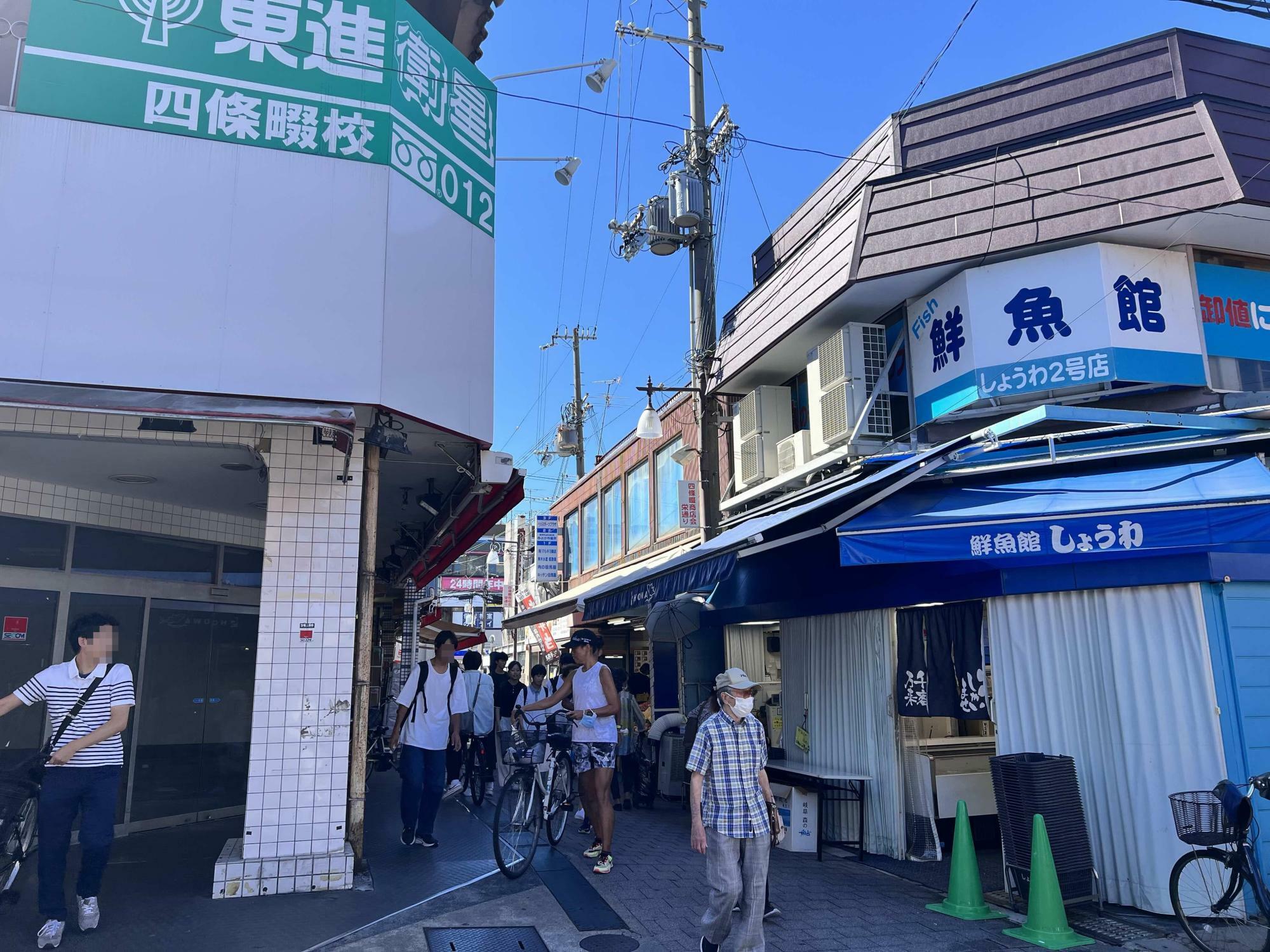 人通りが多い楠公通り商店街と栄通り商店街をつなぐ道