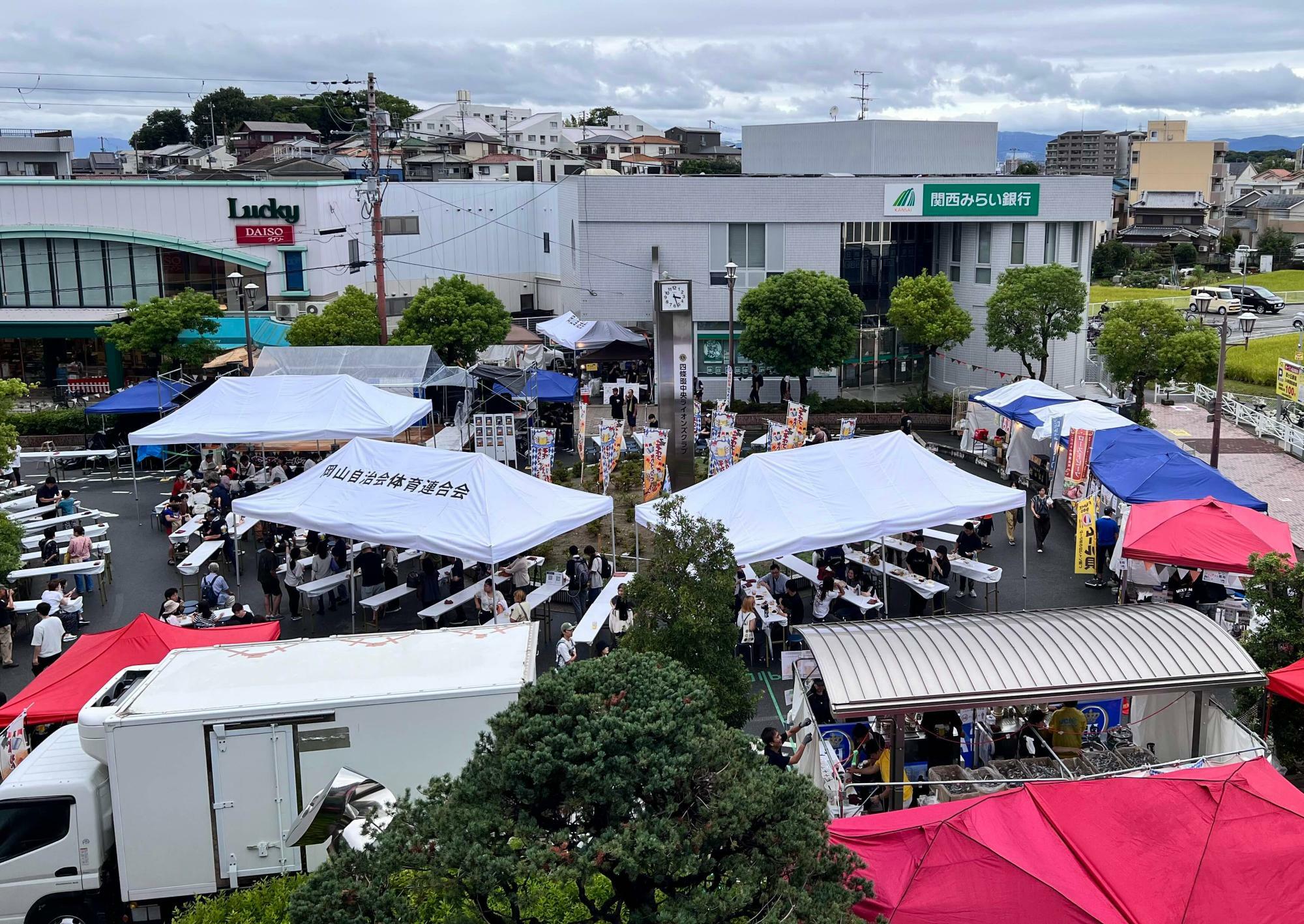 なわてオクトーバーフェストの会場となったJR忍ケ丘駅西側ロータリー