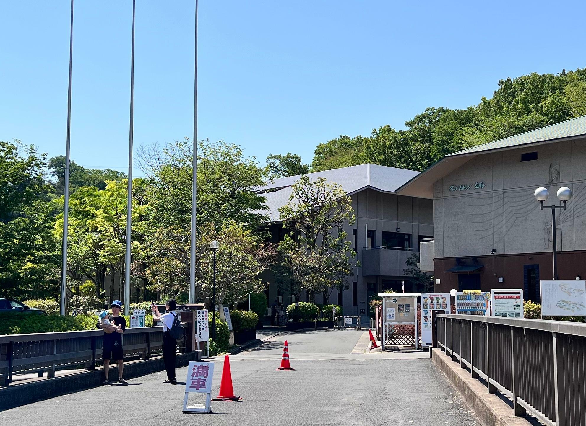 写真中央の建物内に会場となる星の里いわふね体育室があります