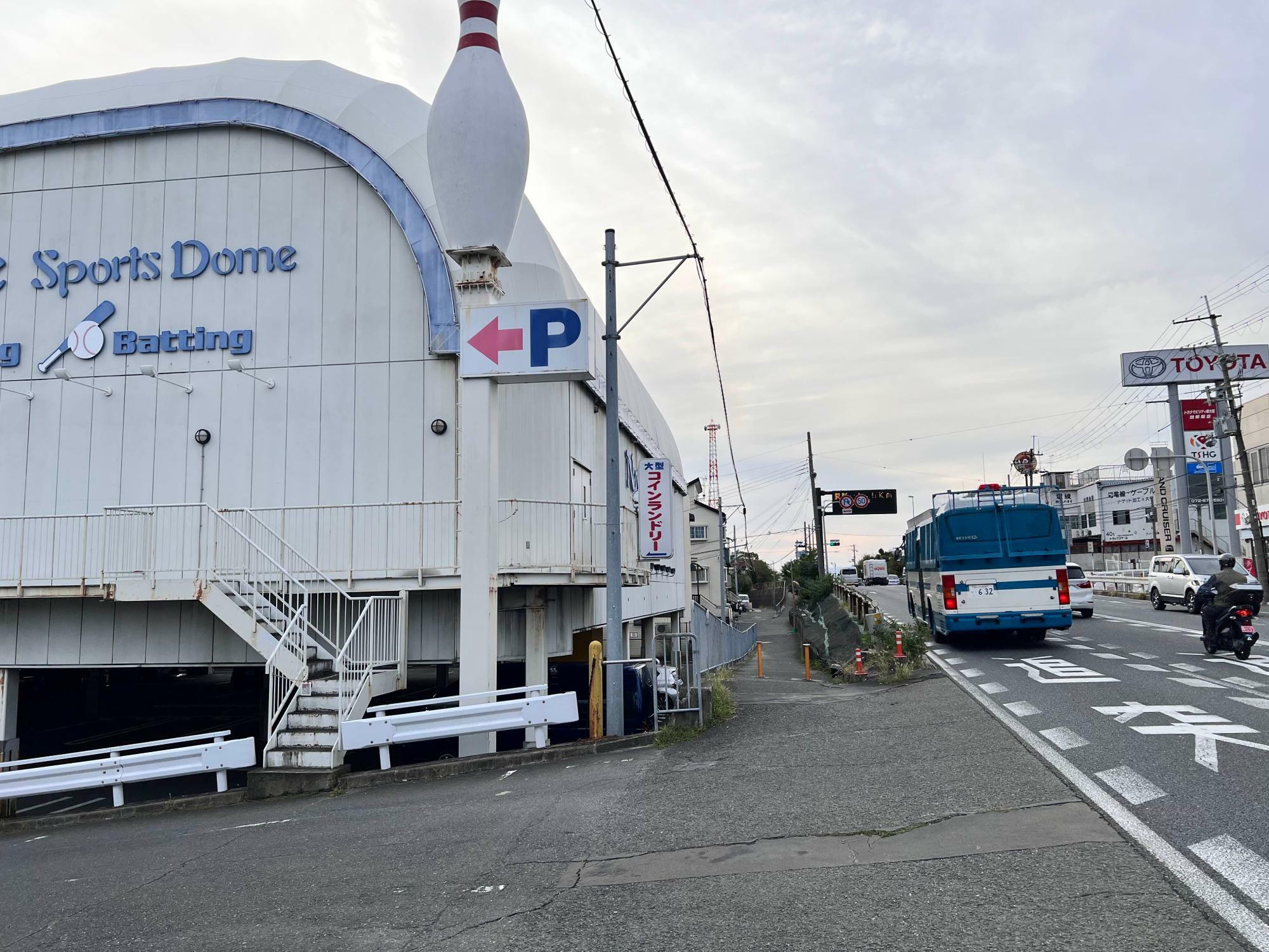 バス停から歩道を西進