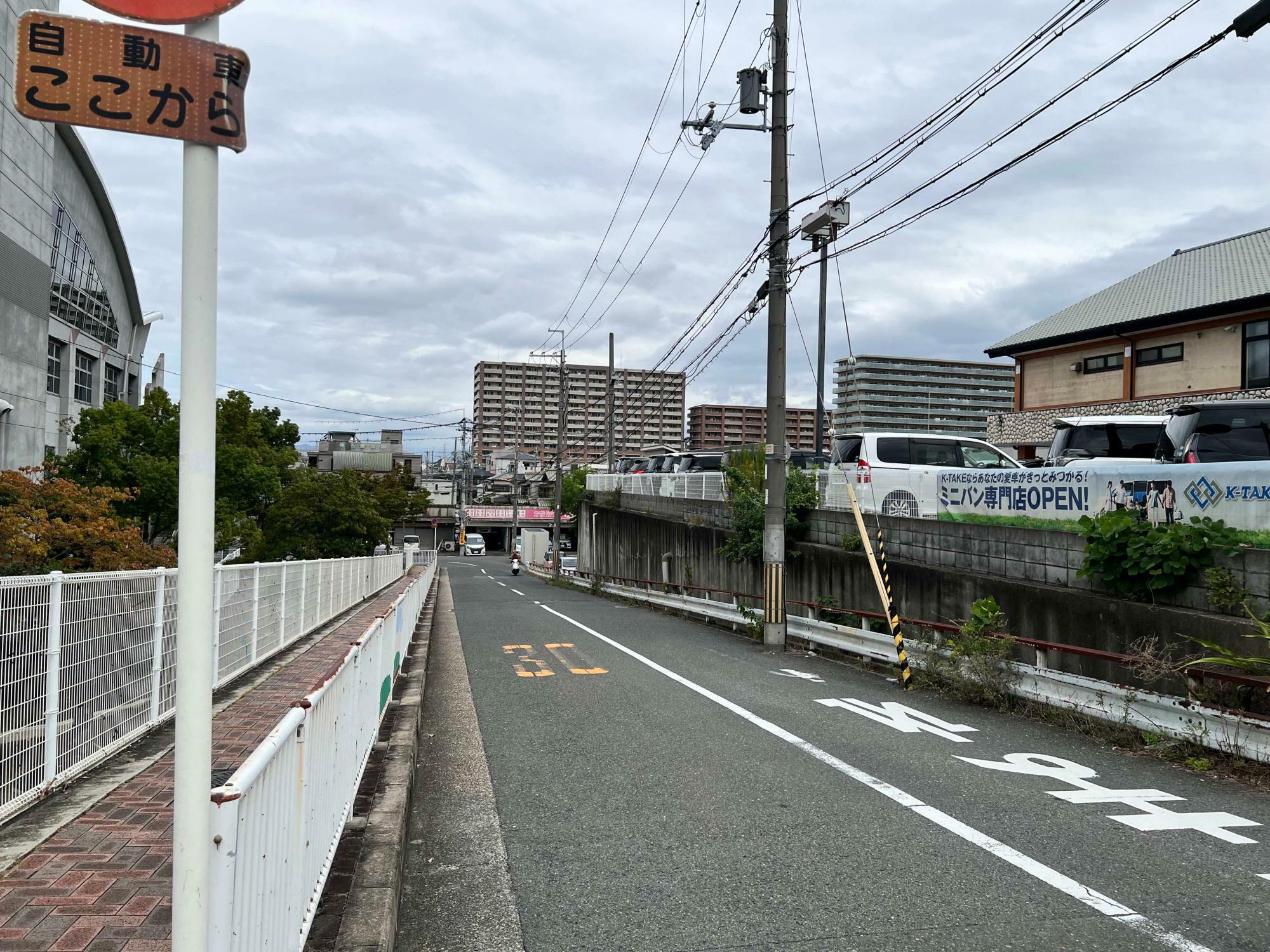 体育館の東側に沿って北進します