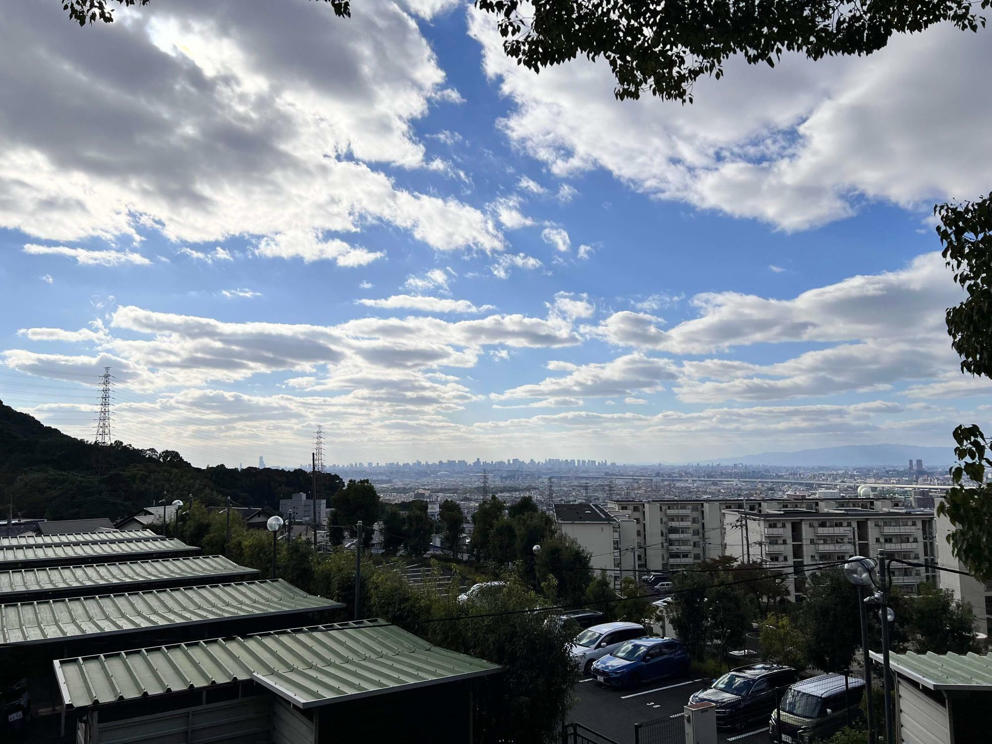 途中、大阪市街のビル群が望めました。学生の皆さんはいつもこの光景を見ているのでしょうね