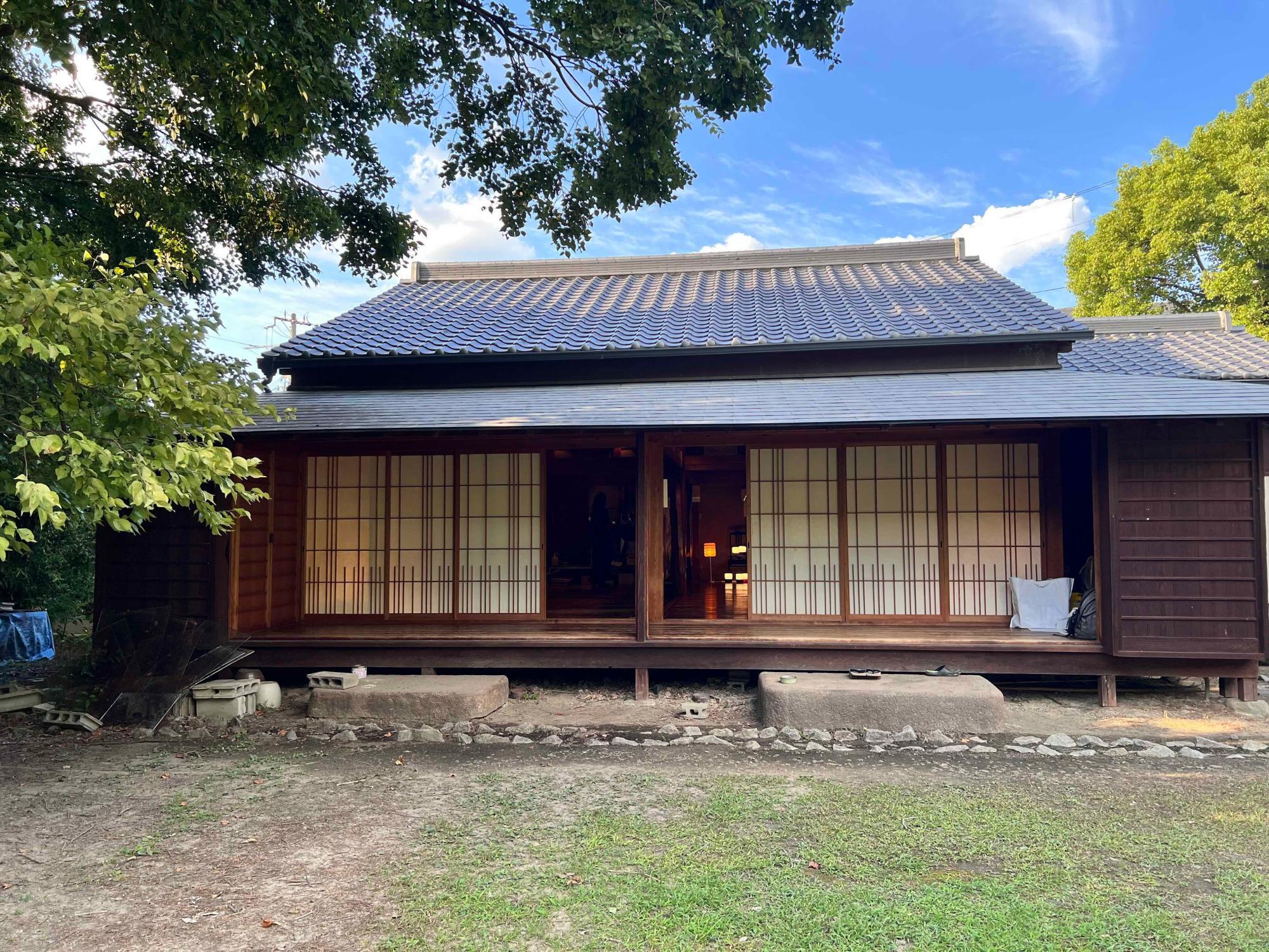 庭から建屋を撮影（24年9月17日撮影）