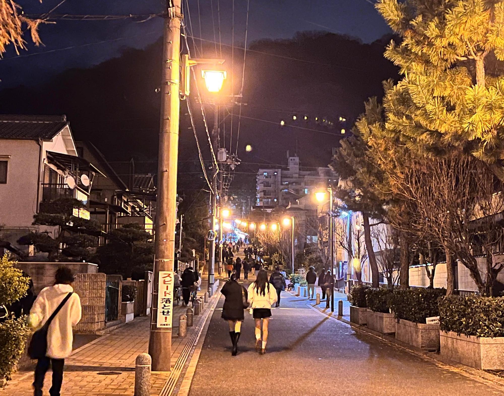 12月31日午後11時40分過ぎの参道。多くの人が四條畷神社へ向かっていました