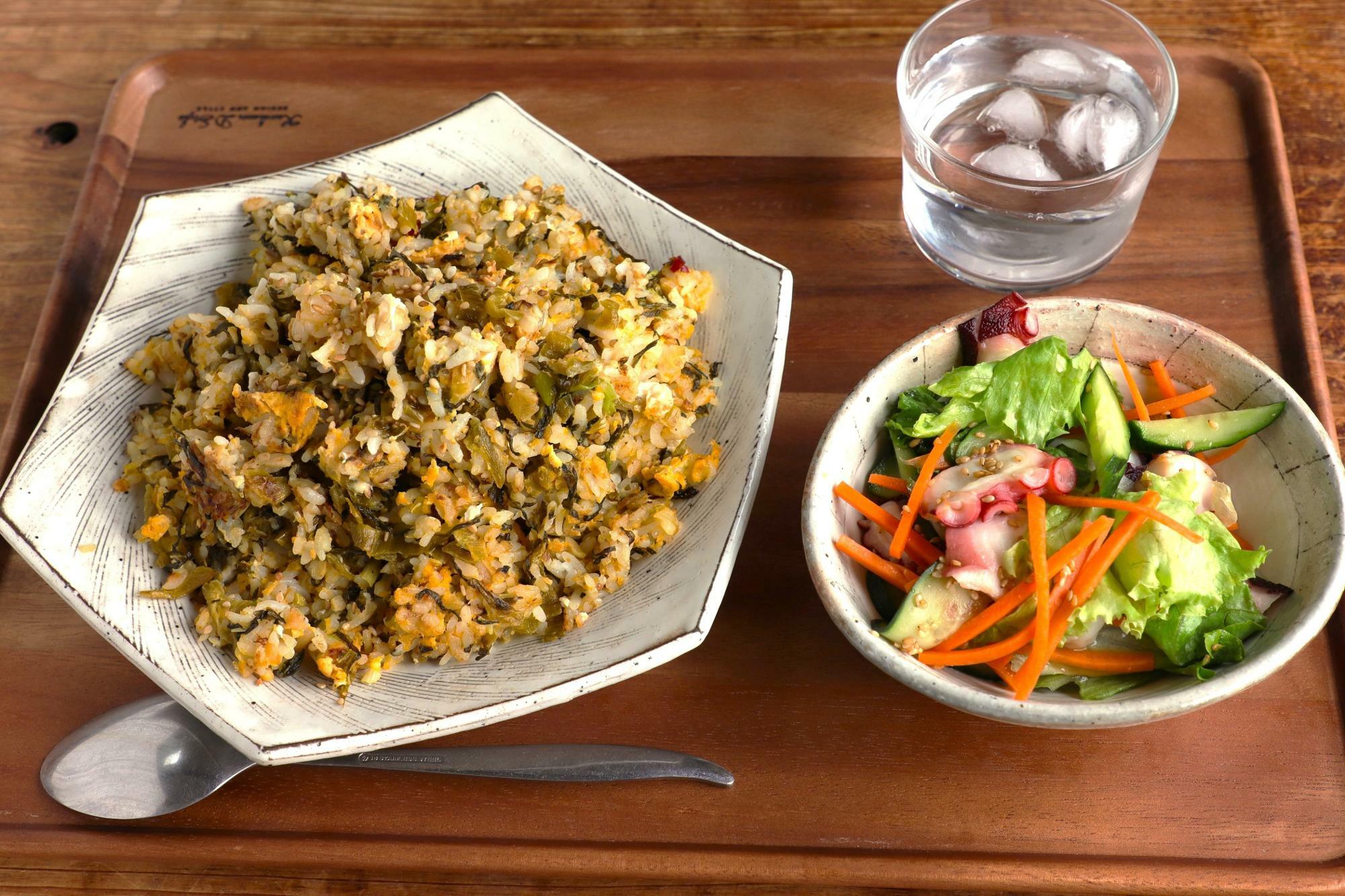 高菜と鮭フレークの炒飯＆たこときゅうりのチョレギサラダ