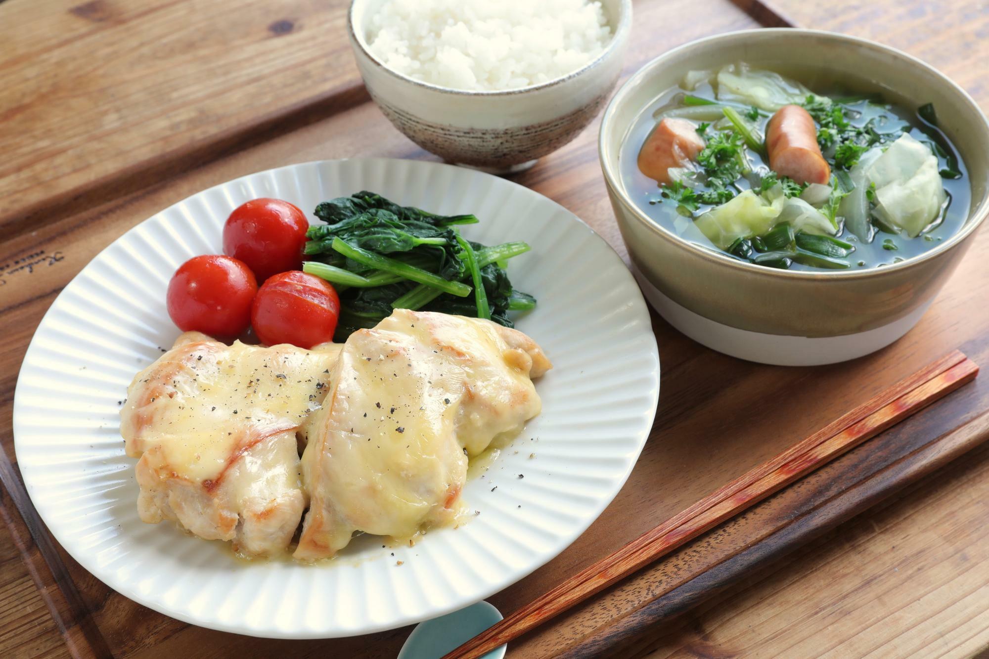 鶏むね肉のチーズのせ＆野菜たっぷりコンソメスープ