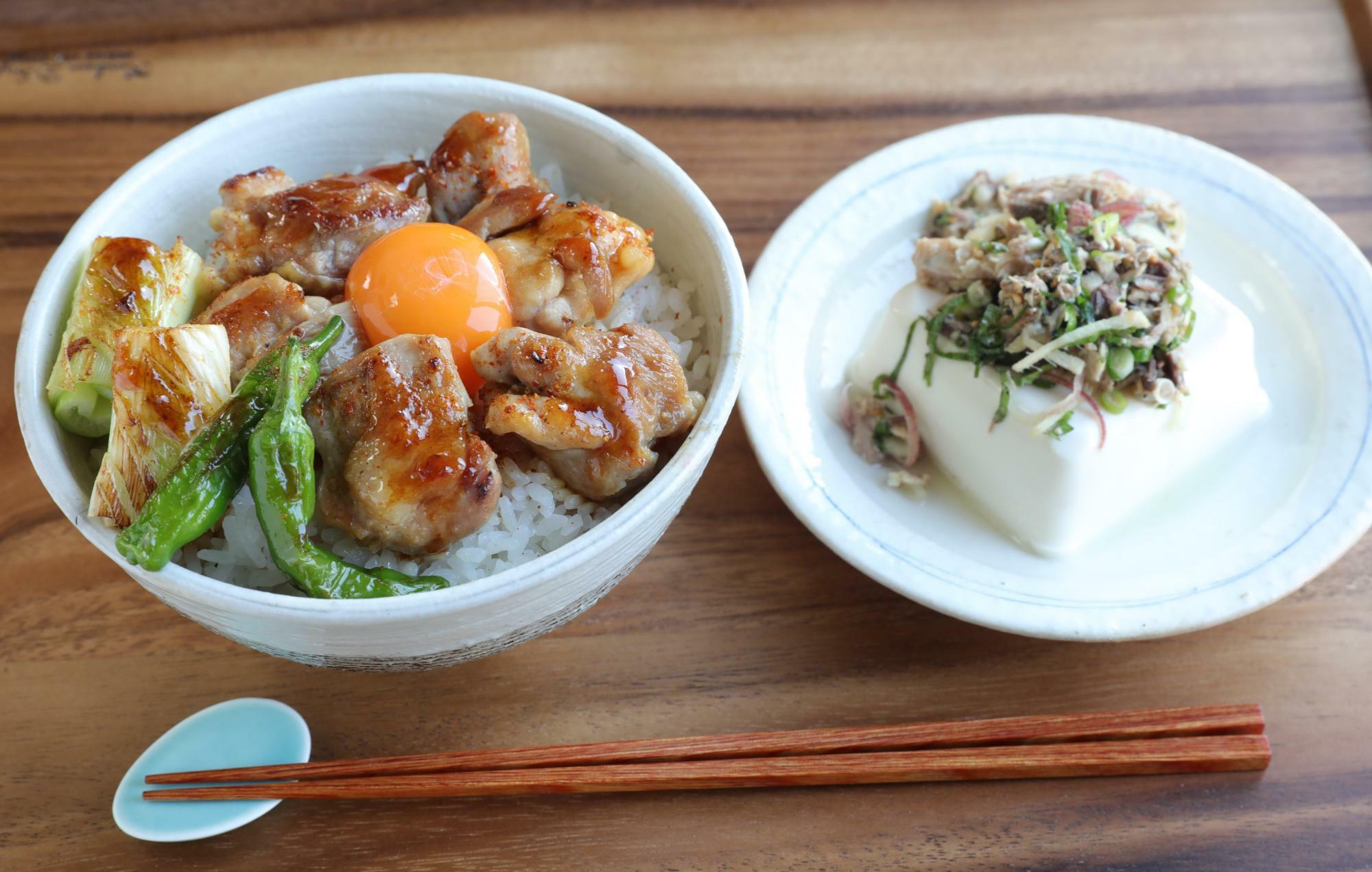 ごはんがすすむ！黄身のせ焼き鳥丼＆たっぷり薬味の鯖やっこ