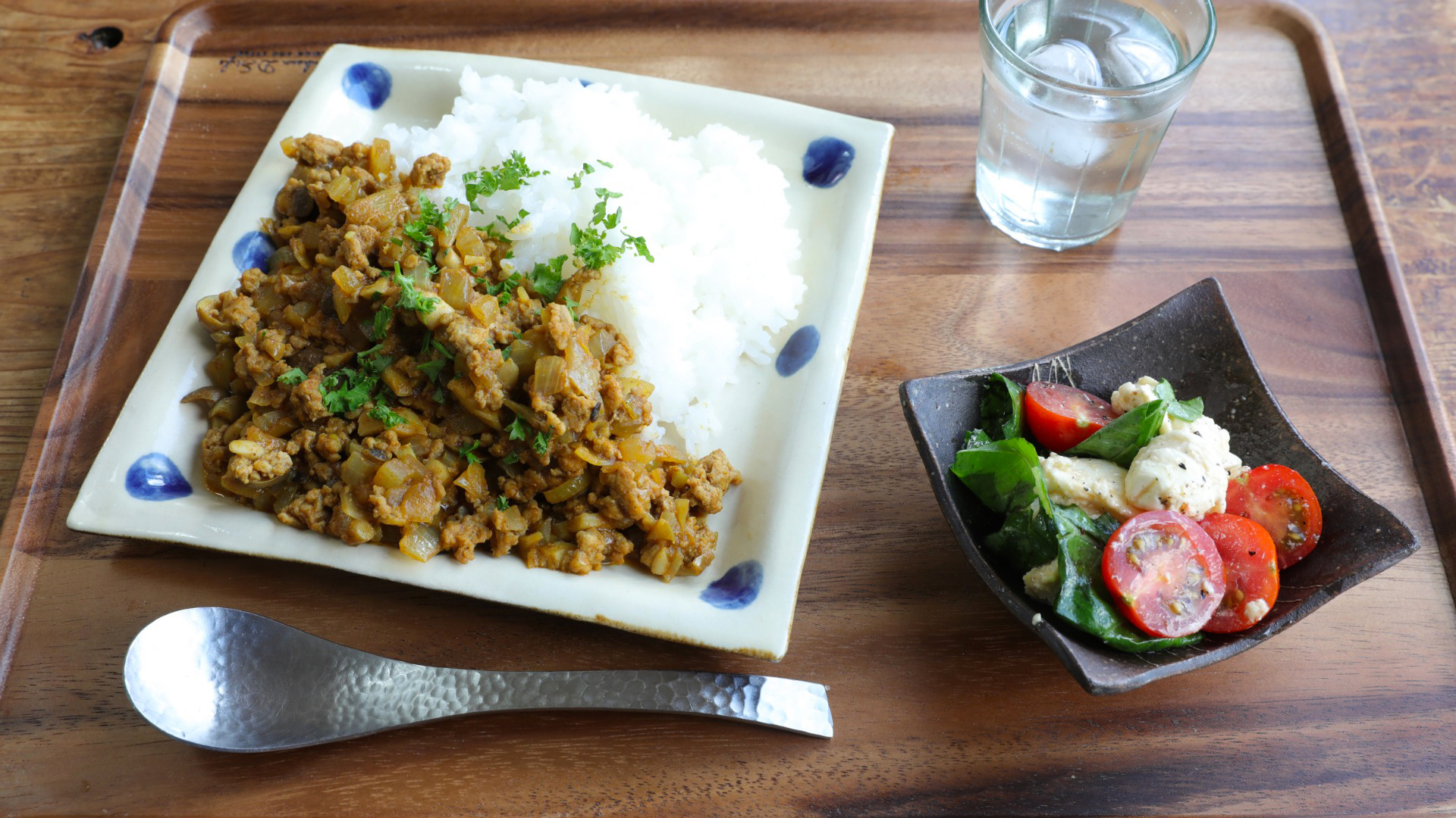 野菜たっぷりのキーマカレー＆ちぎりモッツァレラとミニトマトのカプレーゼ