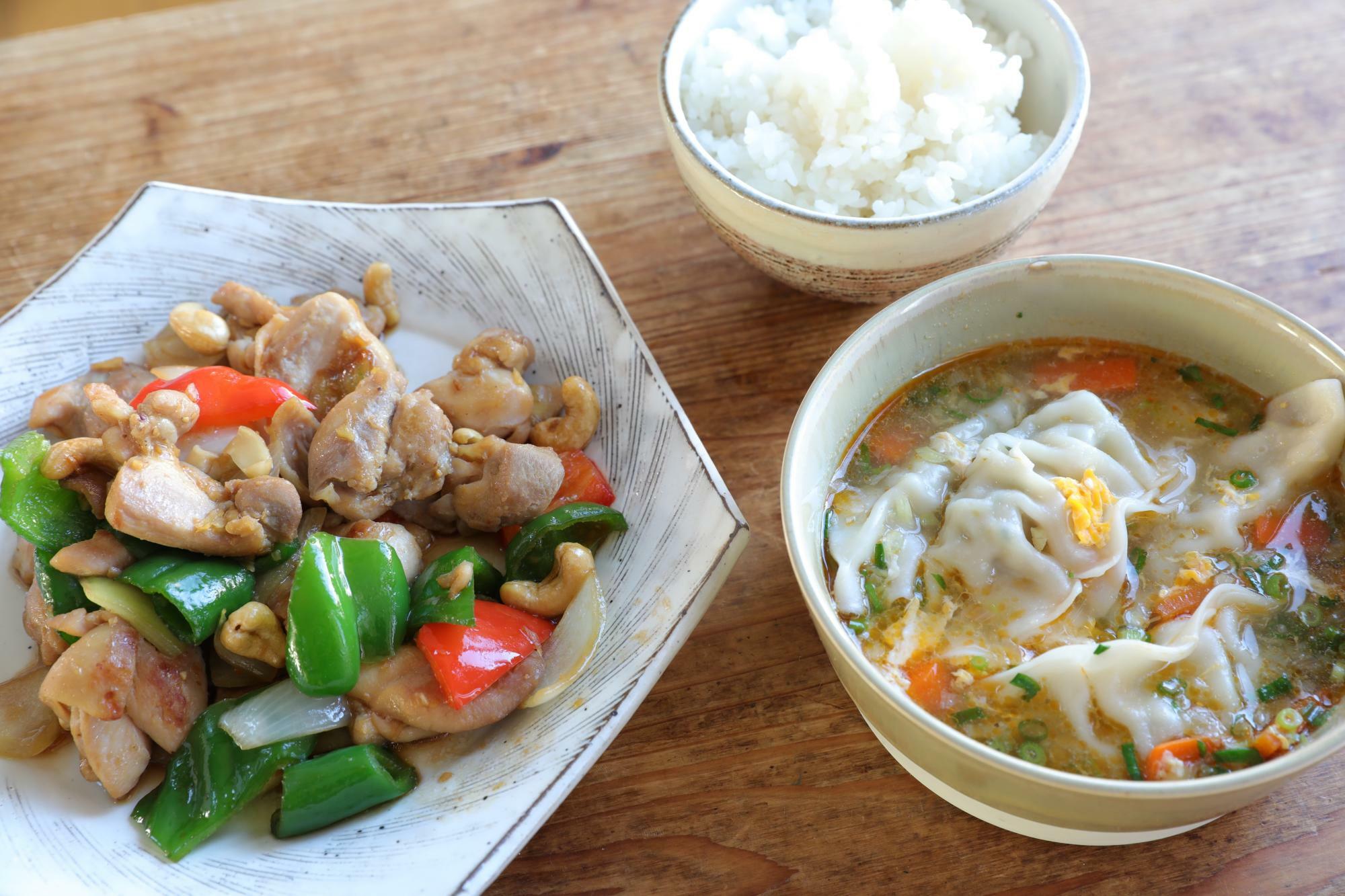 鶏肉とピーマンのカシューナッツ炒め＆市販の餃子で中華かき玉スープ