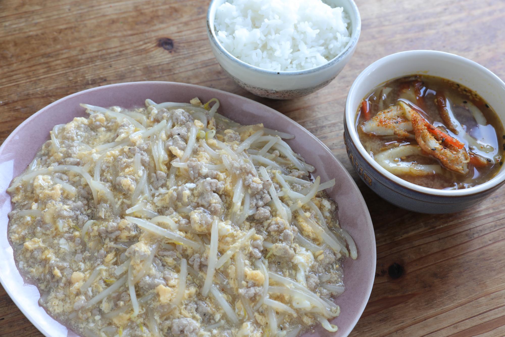 もやしのそぼろあんかけ＆ちくわときんぴらの味噌汁