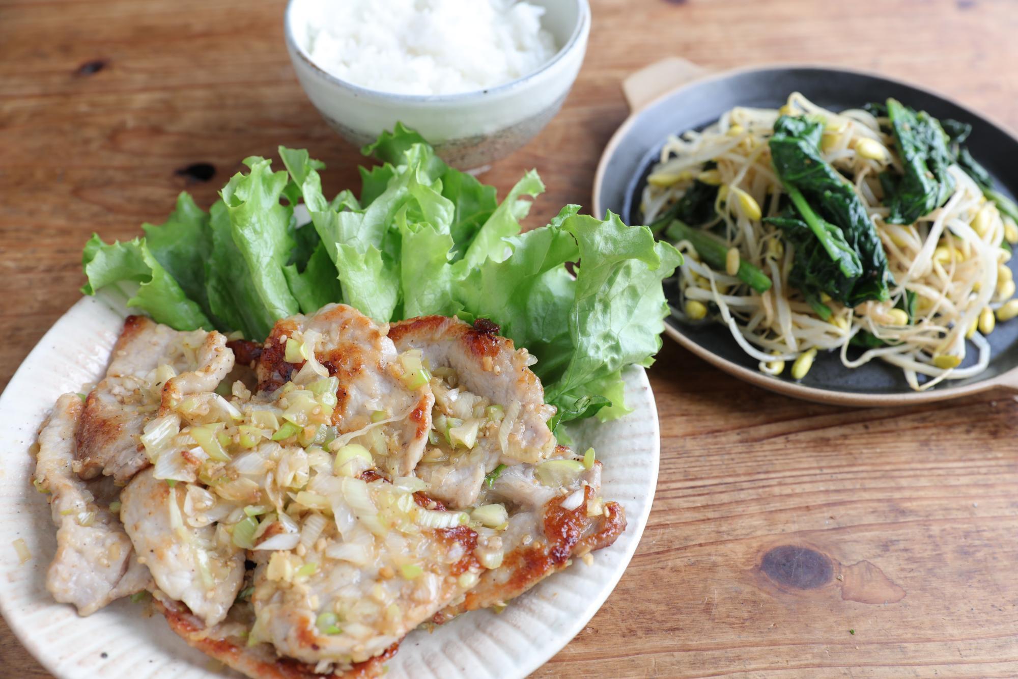 豚のねぎ塩だれ焼き＆レンジでほうれん草と豆もやしの簡単ナムル