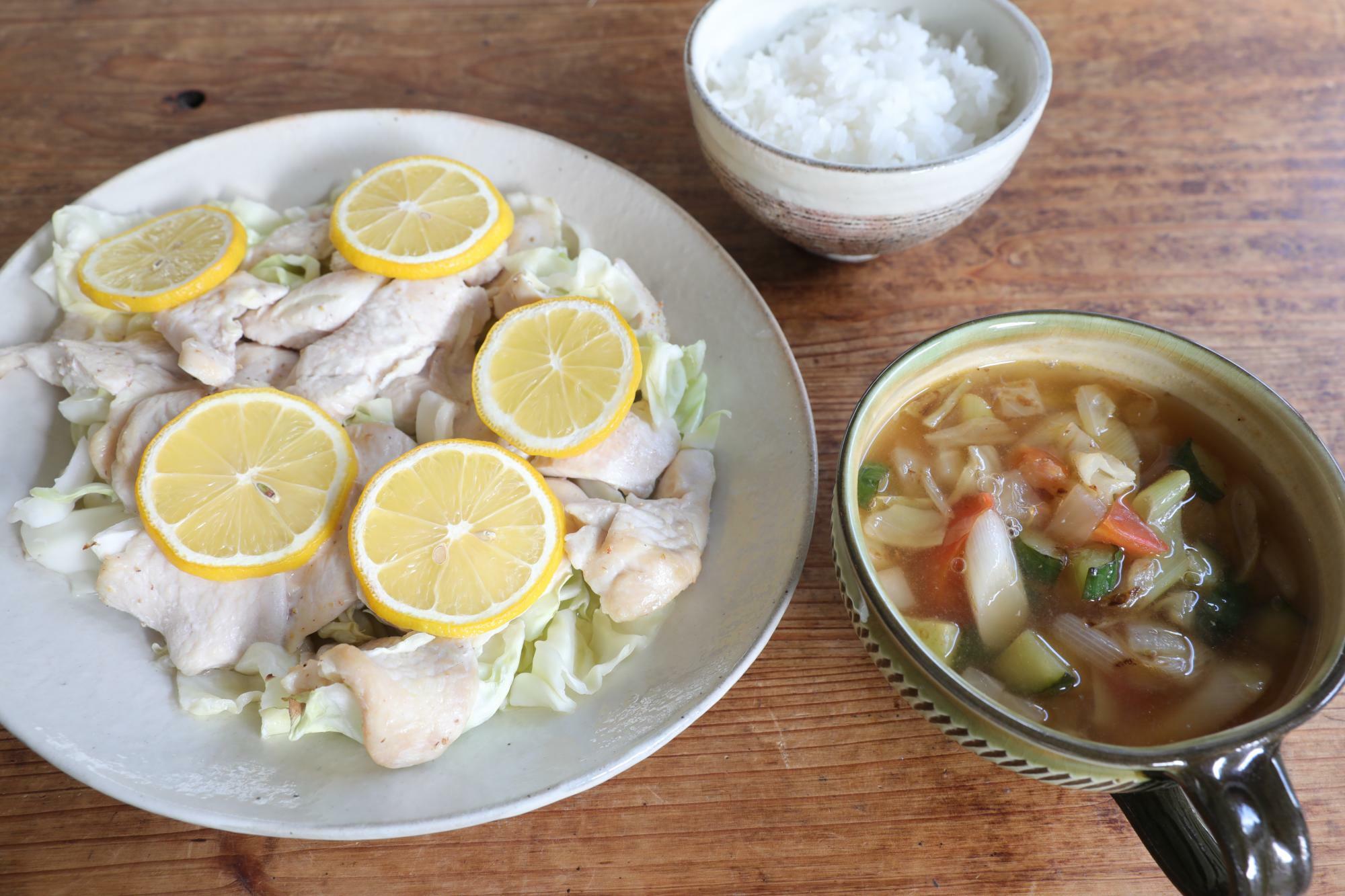 鶏むねとキャベツのレモンオイル蒸し＆香ばしやさいのコンソメスープ