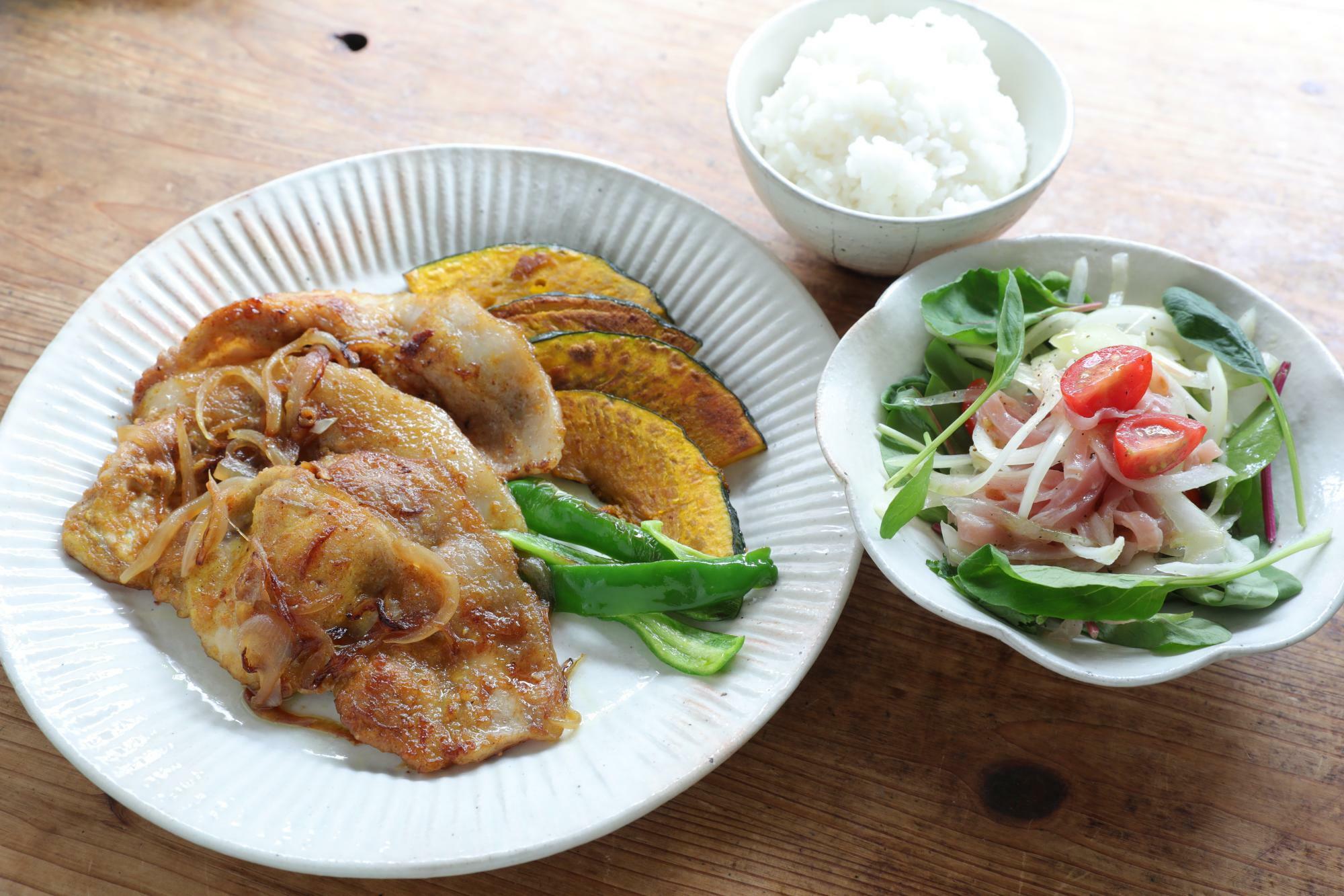 ごはんがすすむ！カレー風味の生姜焼き＆生ハムと玉ねぎのサラダ