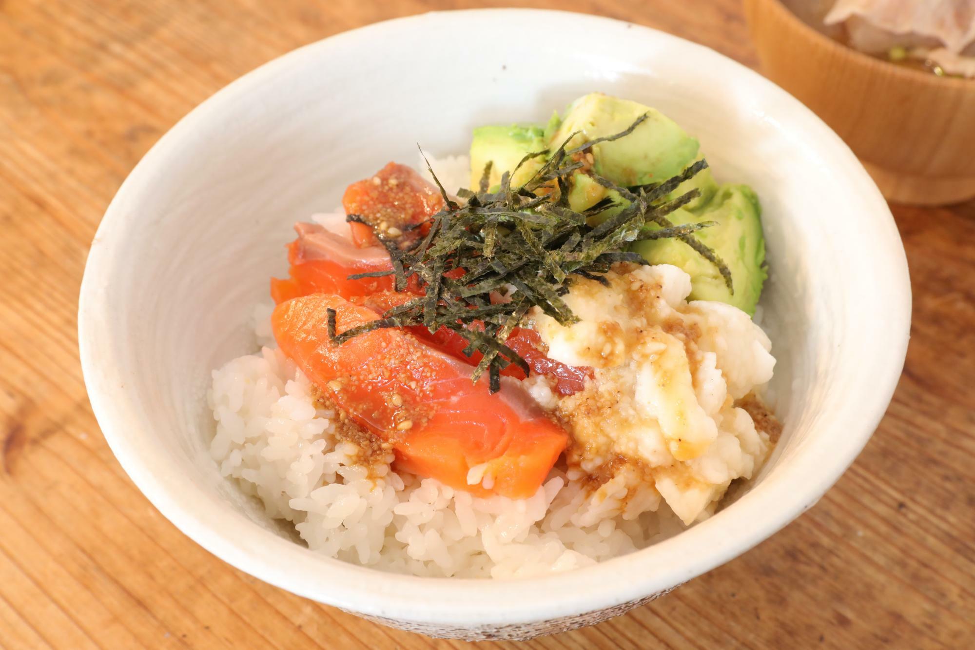 たたきとろろのアボカドサーモン丼