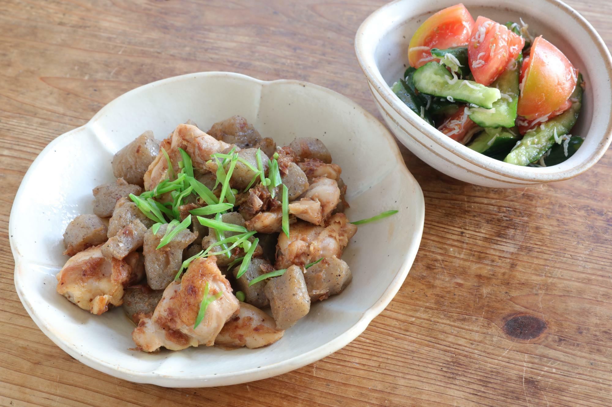 鶏肉とこんにゃくの土佐炒め＆トマトとたたききゅうりのシラス和え