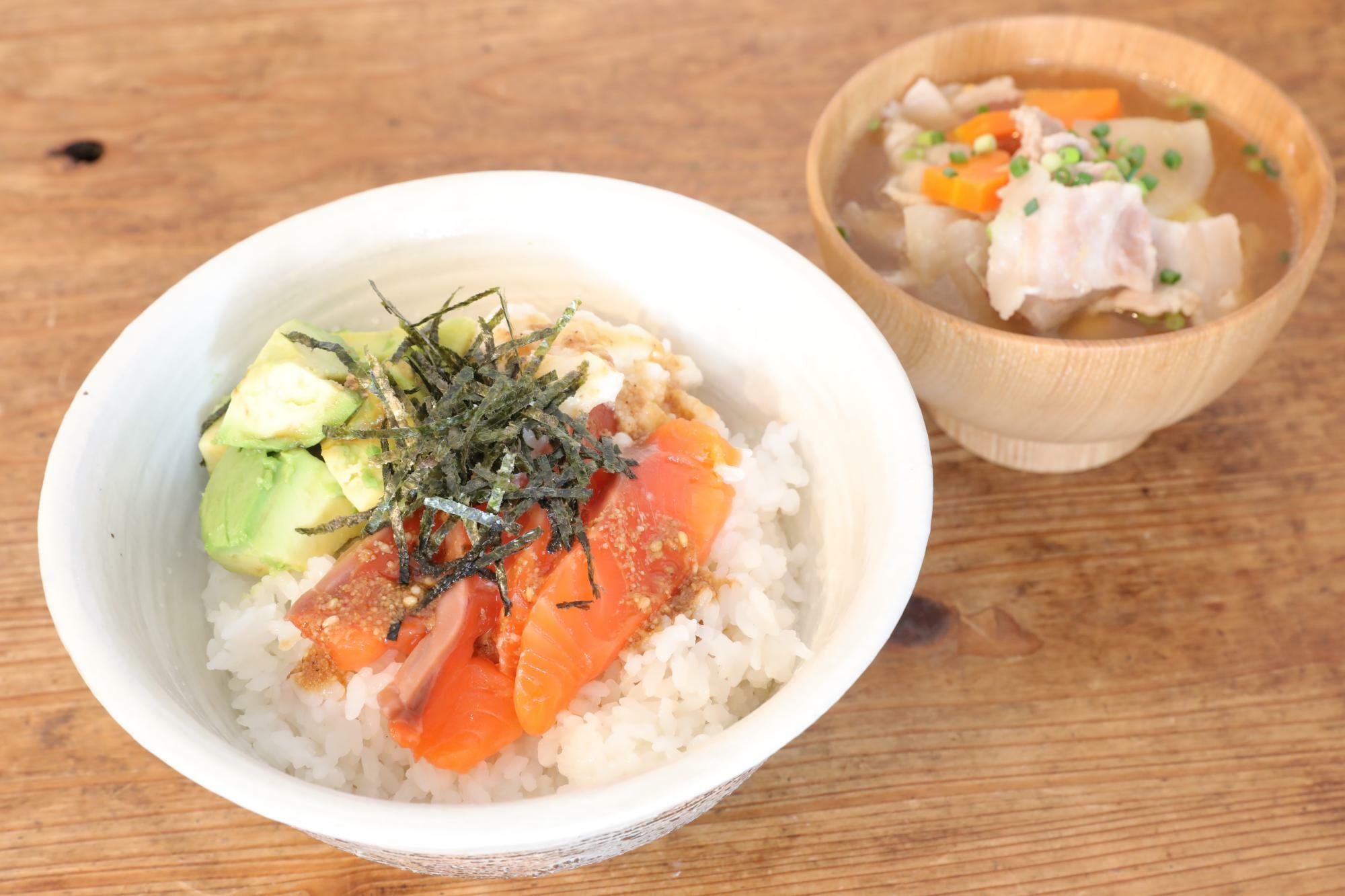 たたきとろろのアボカドサーモン丼＆具だくさん！あったか豚汁