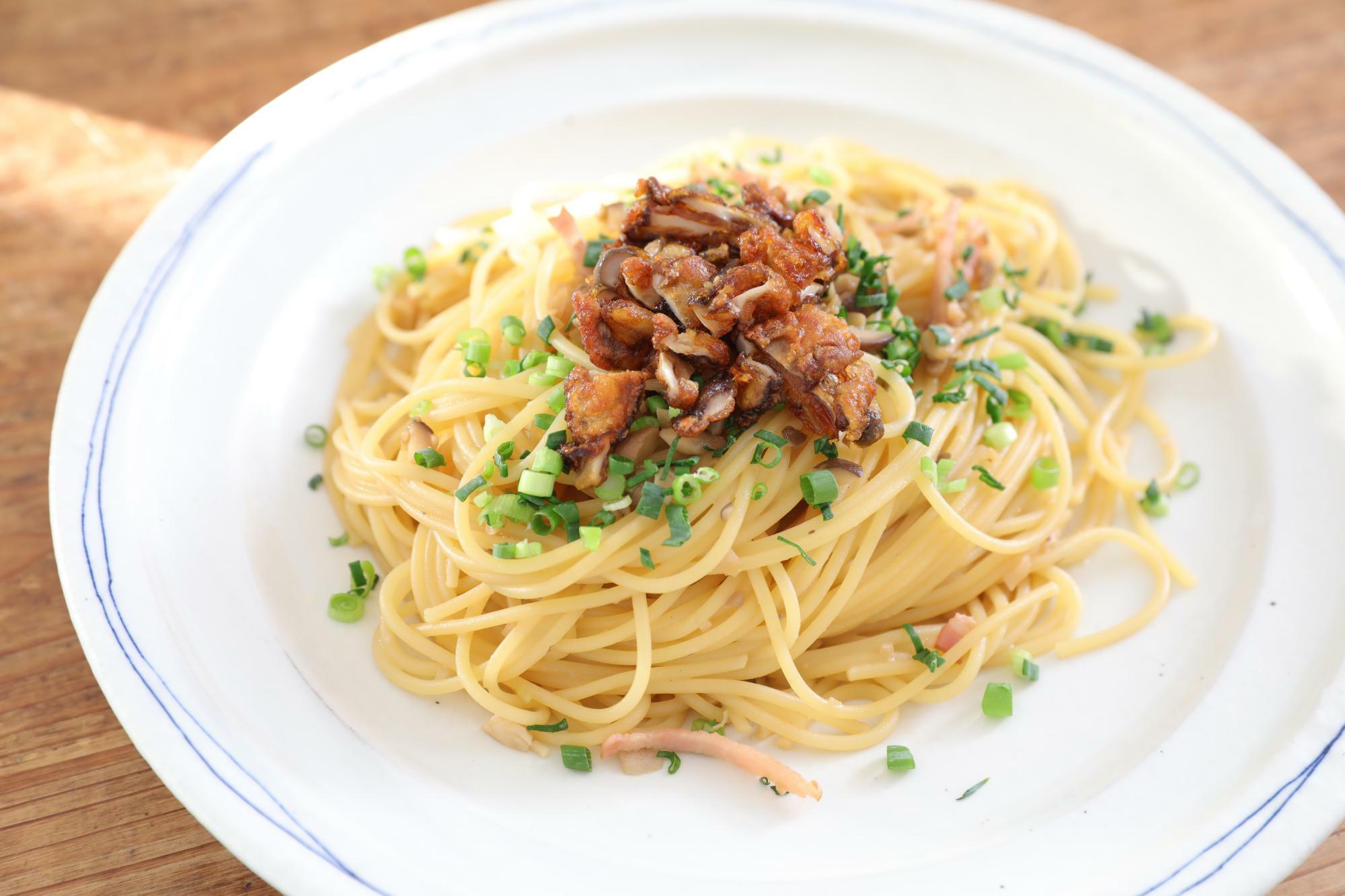 香ばし揚げ焼ききのことベーコンのバター醤油パスタ