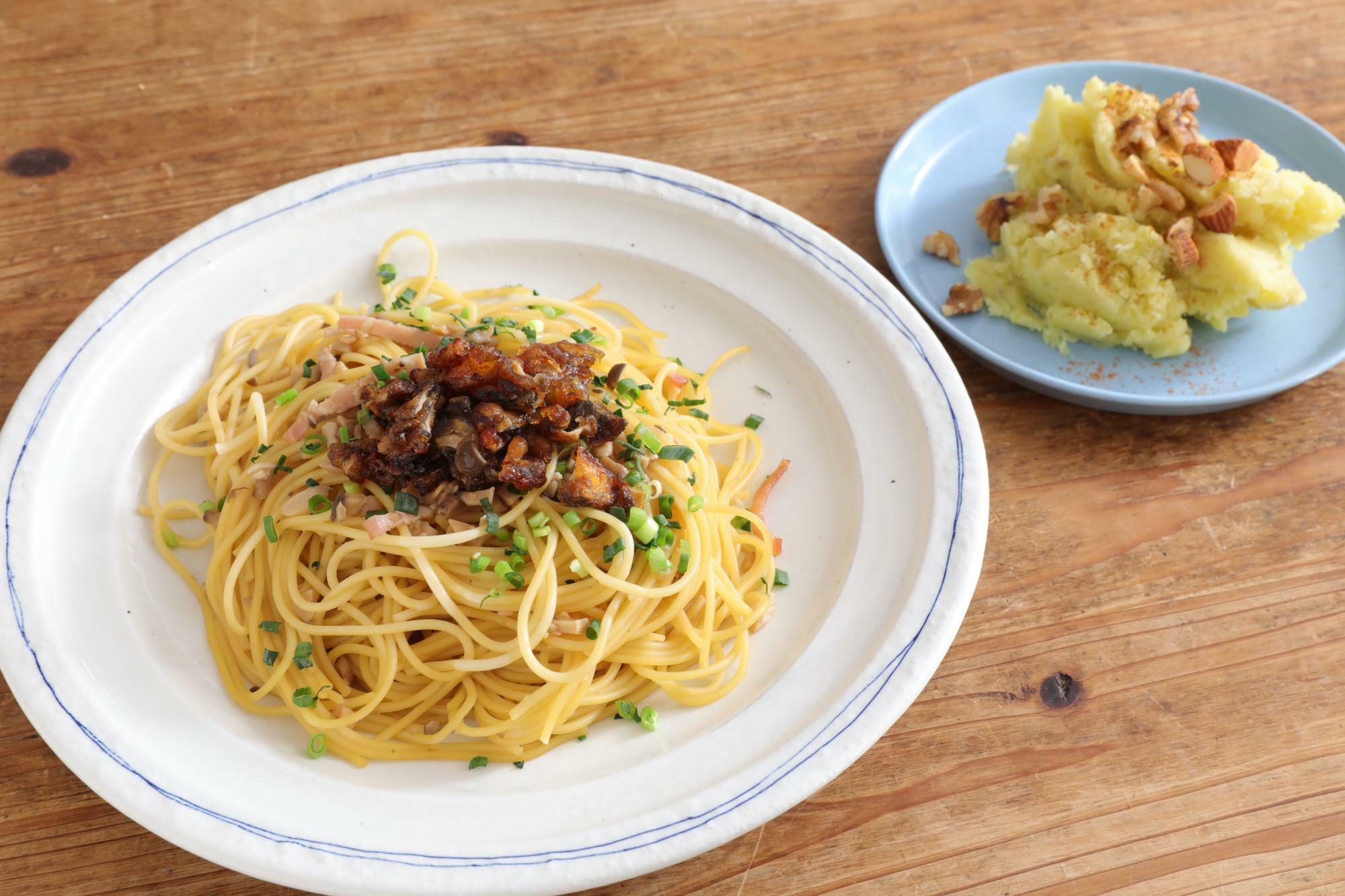 香ばし揚げ焼ききのことベーコンのバター醤油パスタ＆さつまいものマッシュサラダ