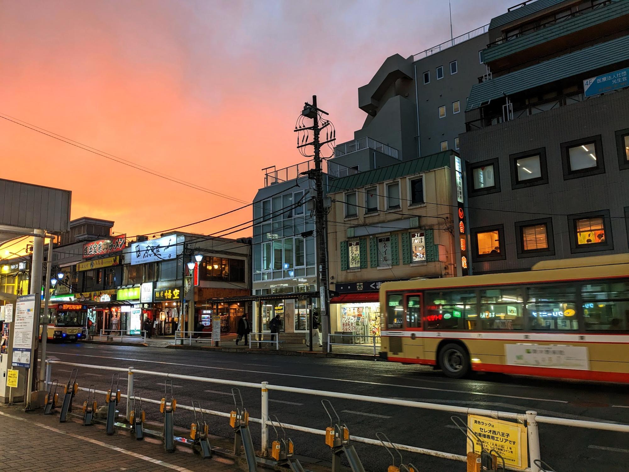 夕日に映える西八王子駅前