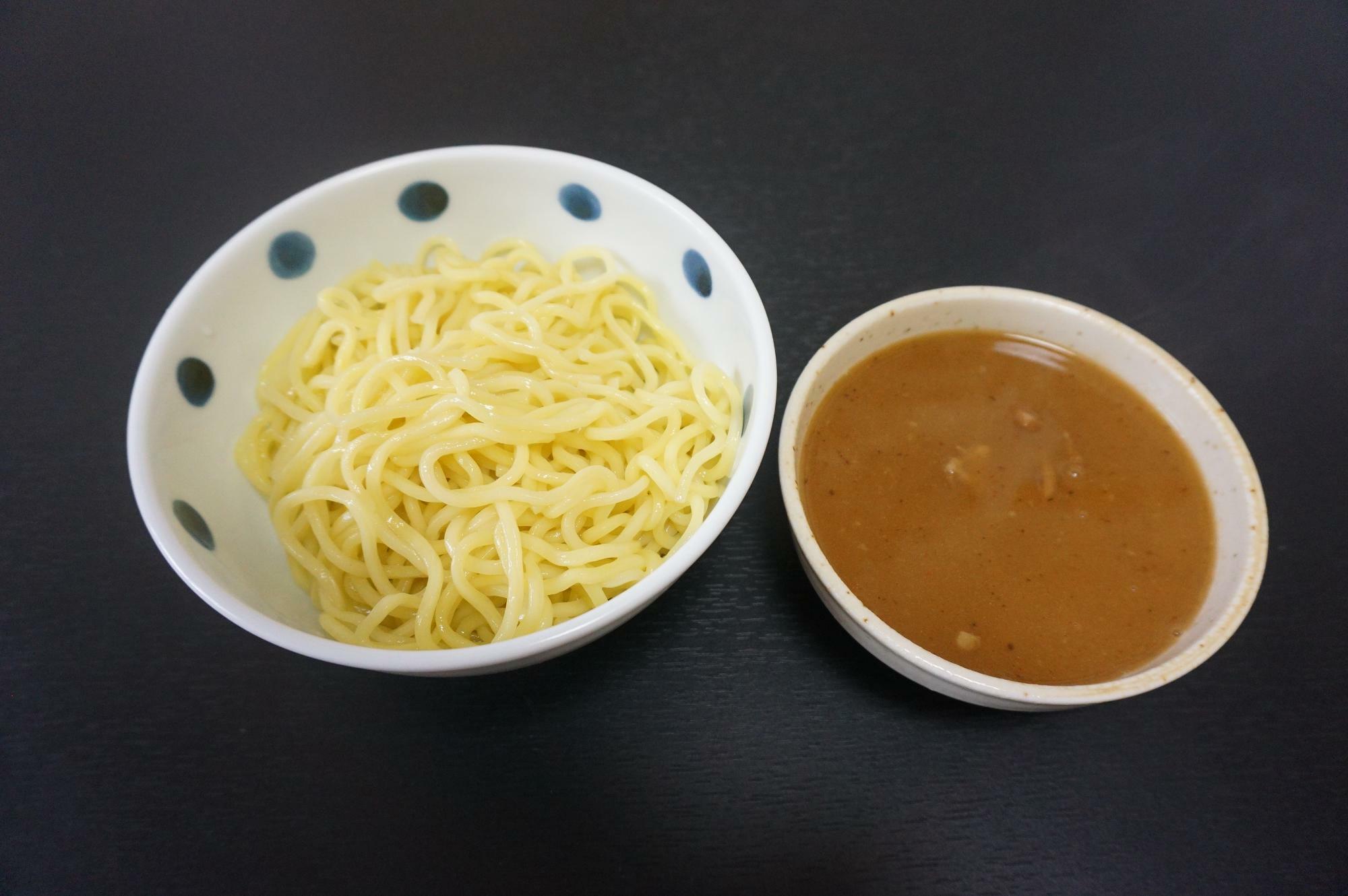解凍後のつけ麺（250g）とスープ（チャーシュー・メンマ入り）
