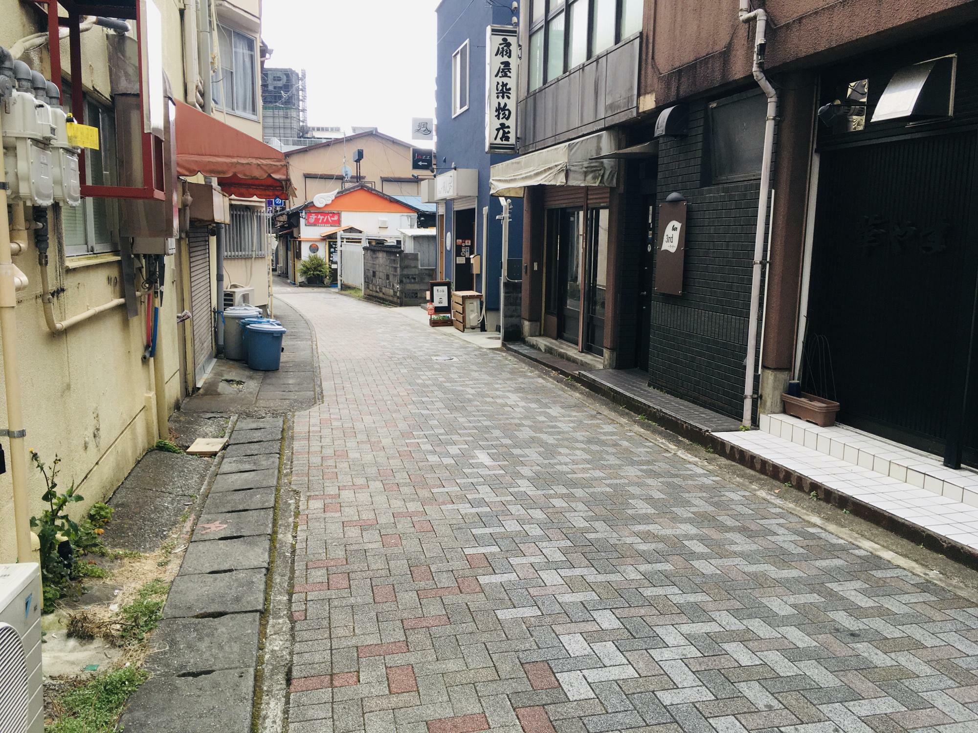 鎌倉古道からcafe Rob 三島店へ続く小道の様子
