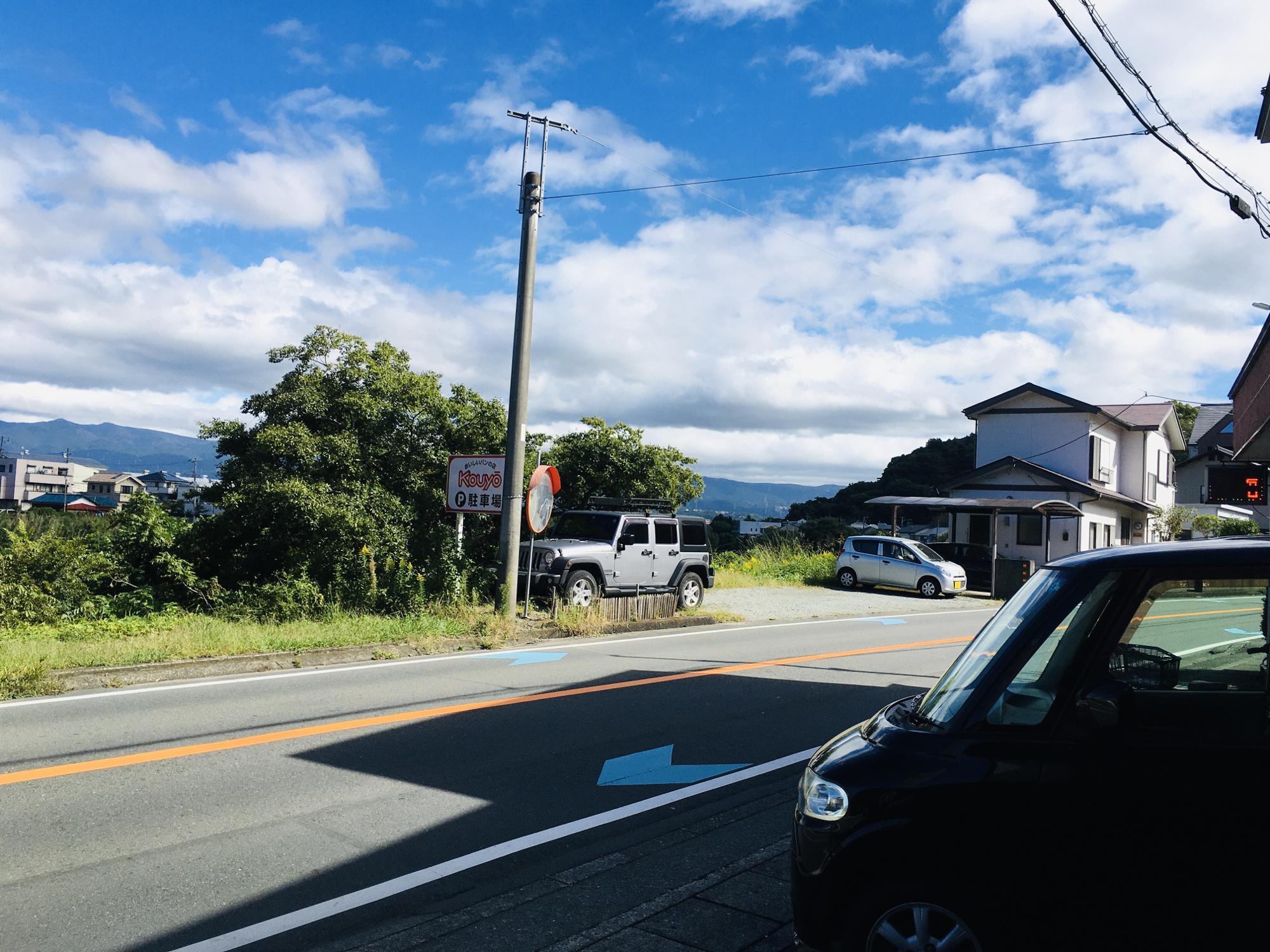 店舗前と道路を挟んだ向かい側にも駐車場あり