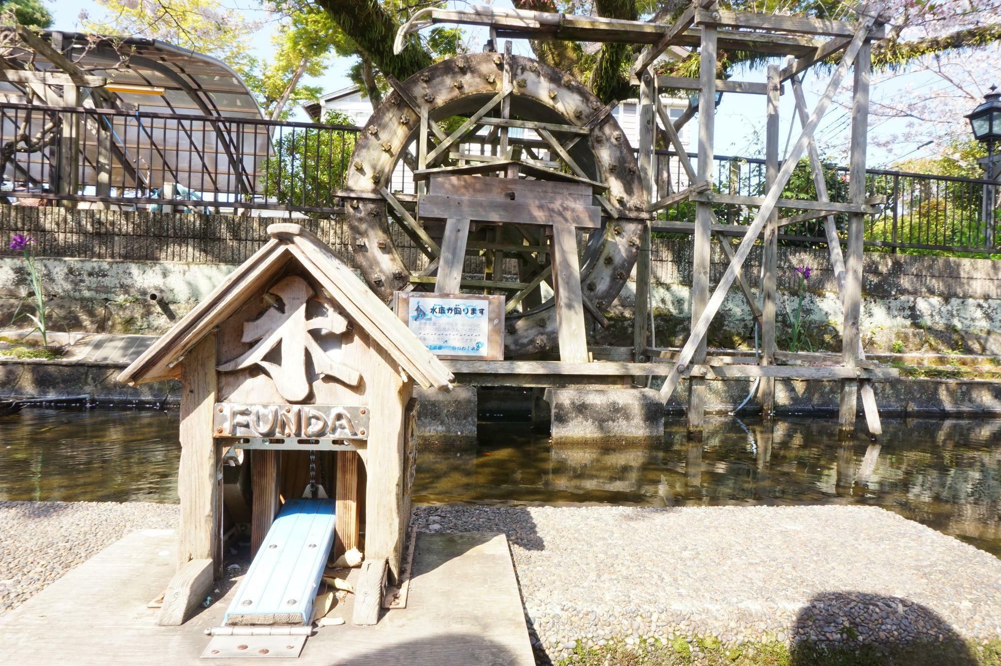 蓮沼川に設置されている水車
