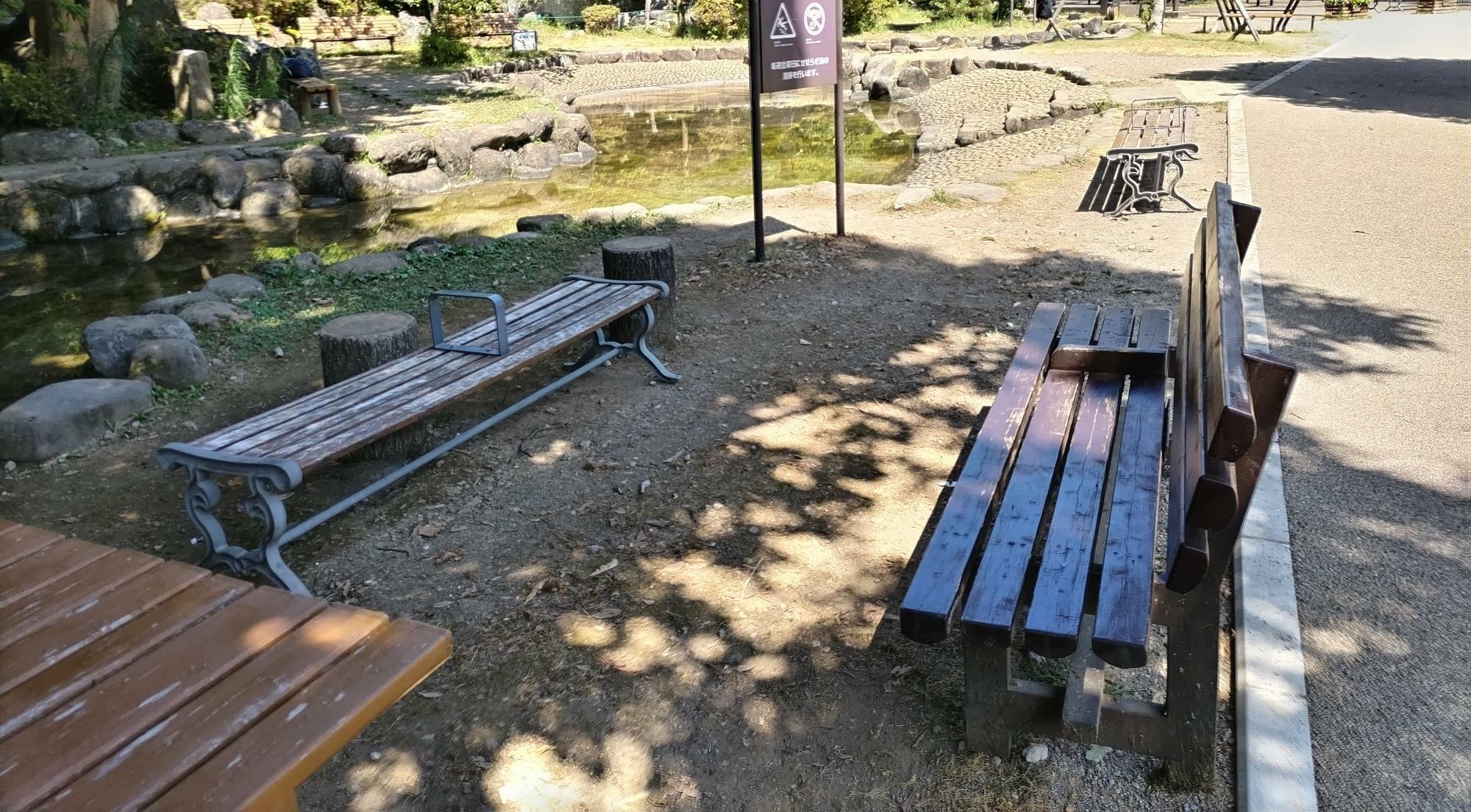 水遊び場の周辺にはベンチやテーブルあり