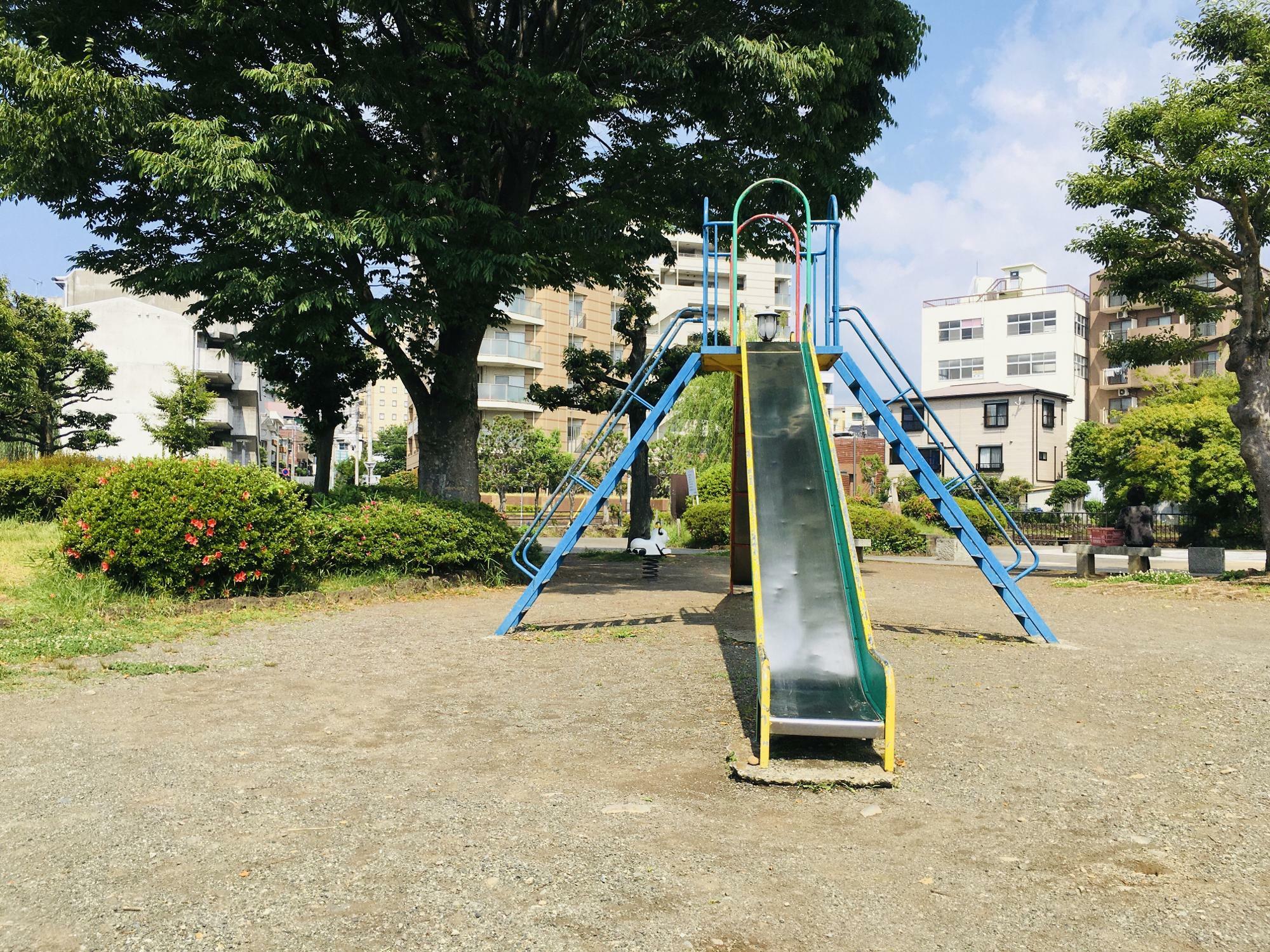 菰池公園にある遊具の一部