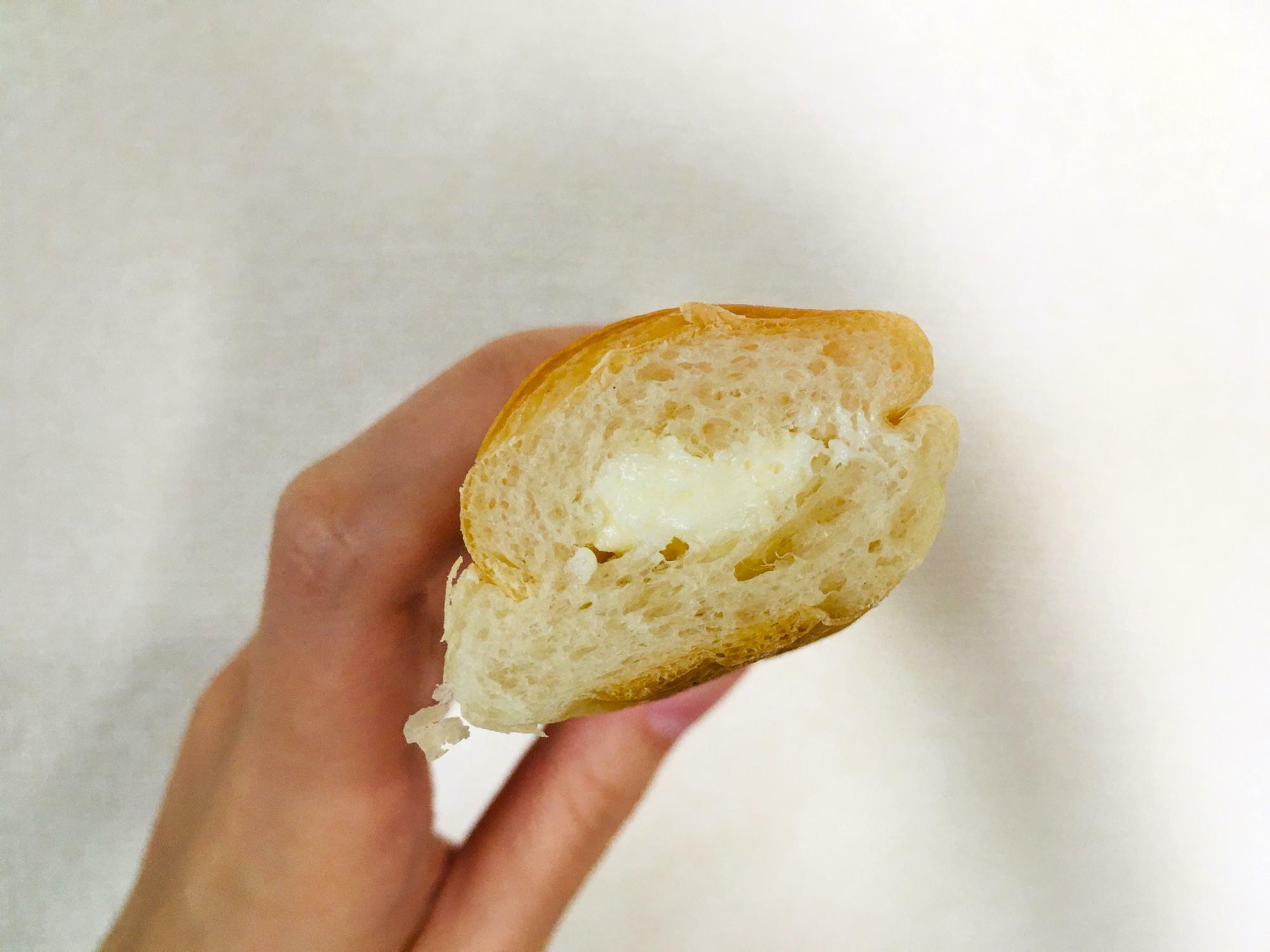 パンの中にはミルククリームがぎっしり