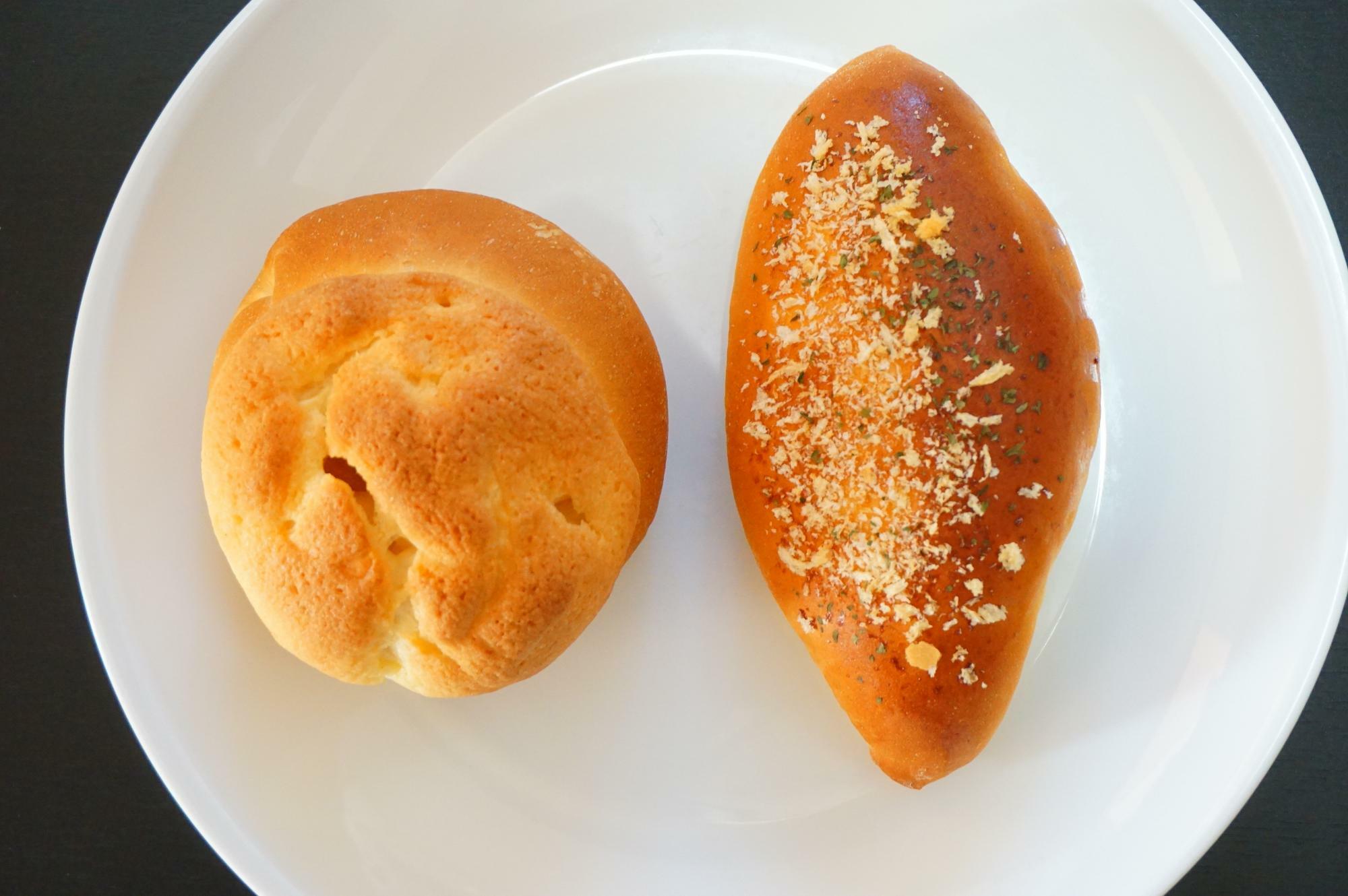 菓子パンや総菜パンなど、さまざまなパンが販売されている