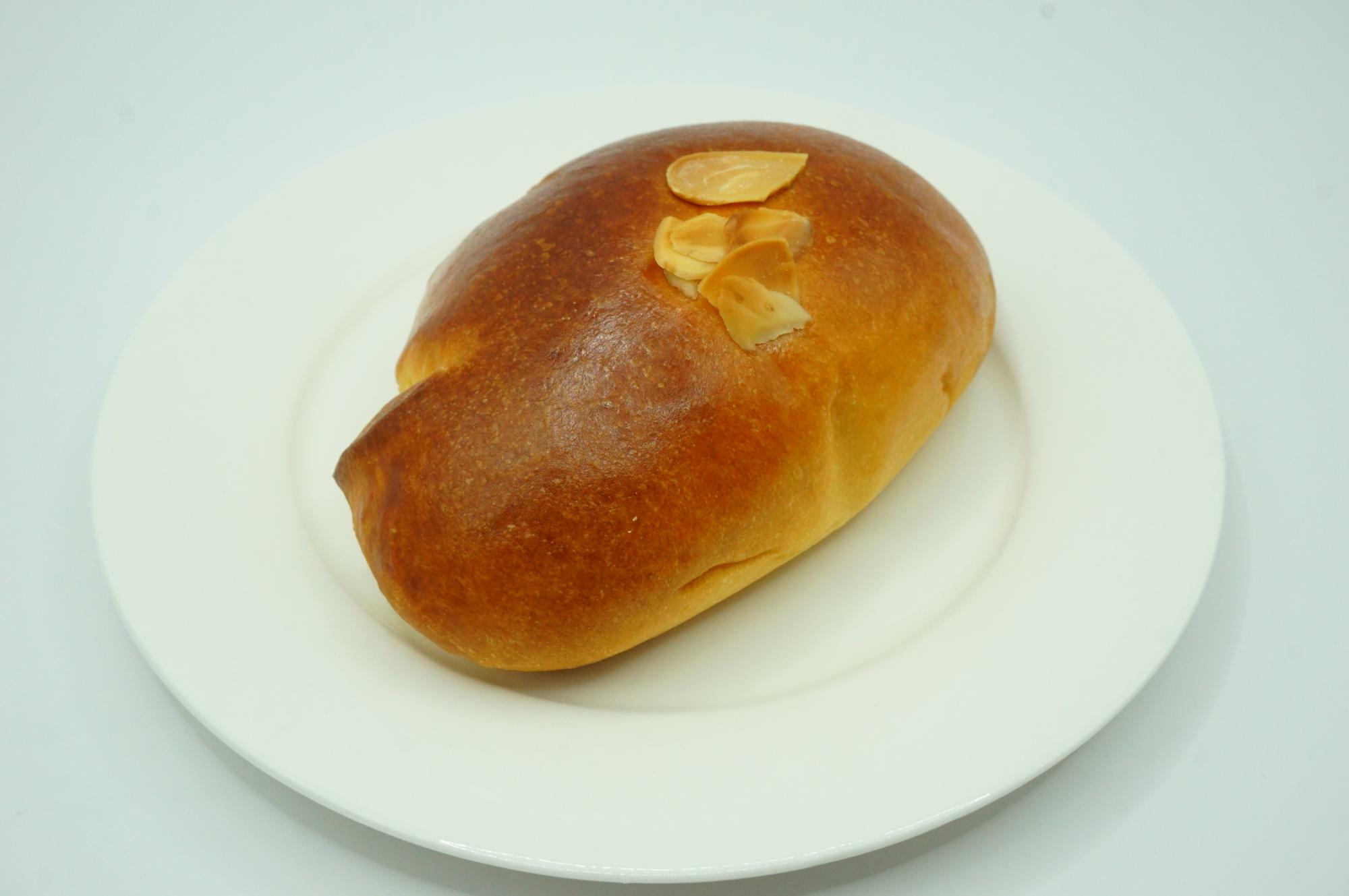 クリームパン（税込み240円）