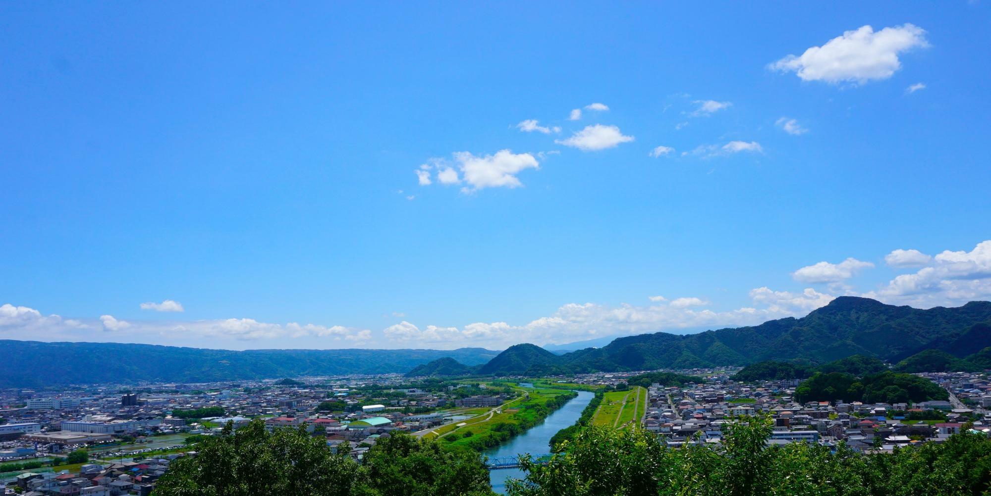 狩野川や伊豆半島の山々が広がる景色
