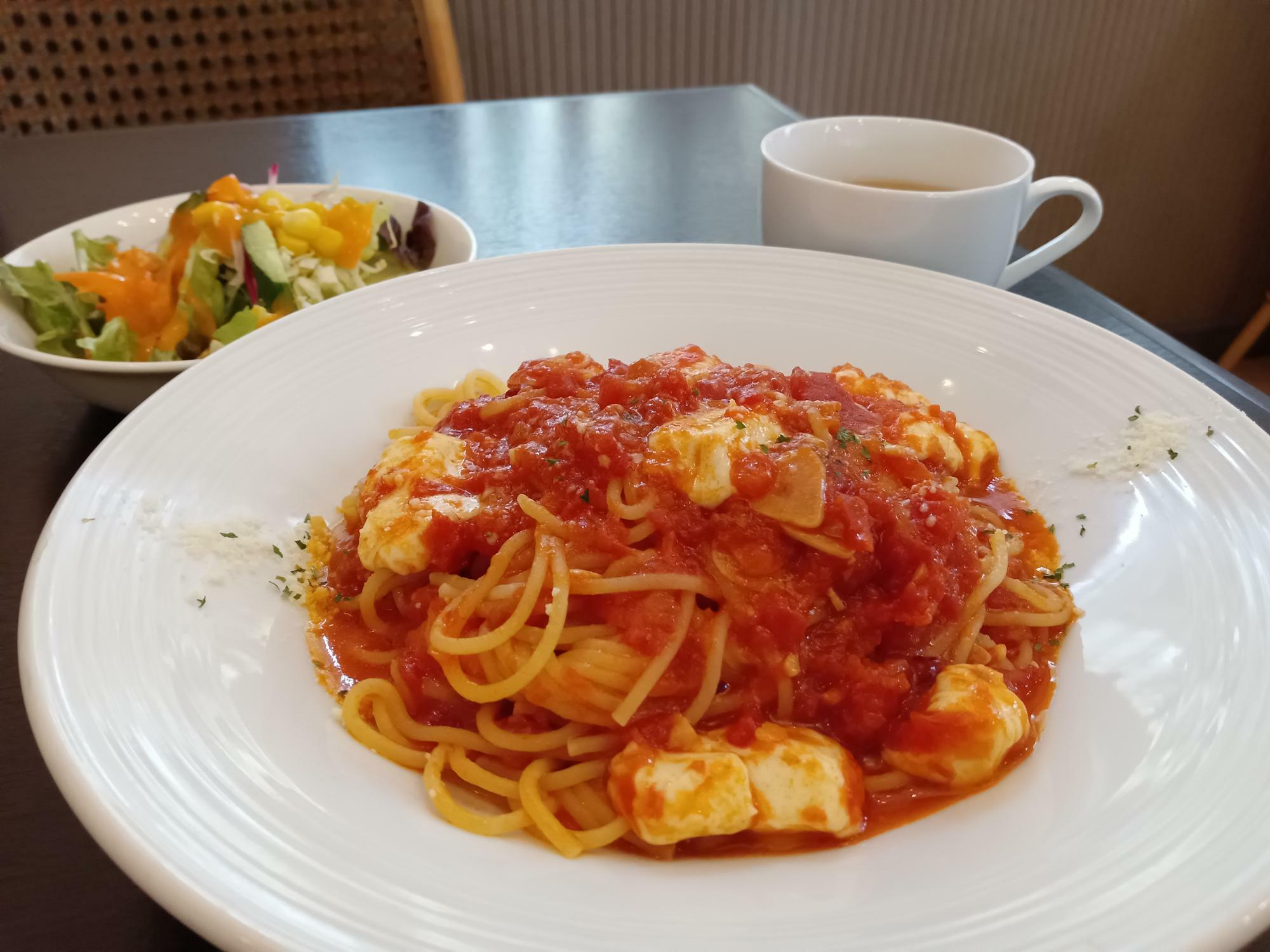 にんにくとモッツァレラチーズのトマトスパゲッティはミニサラダ、スープ、ドリンク付きで1150円