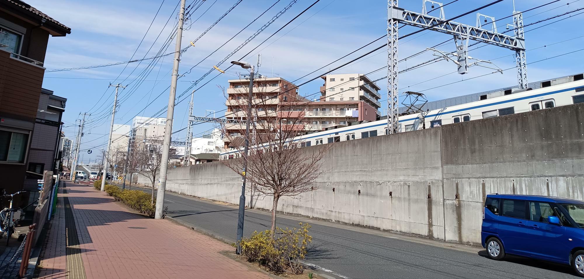 新鎌ケ谷駅から東横インホテルを右折し、市役所の裏手の道路を直進する。