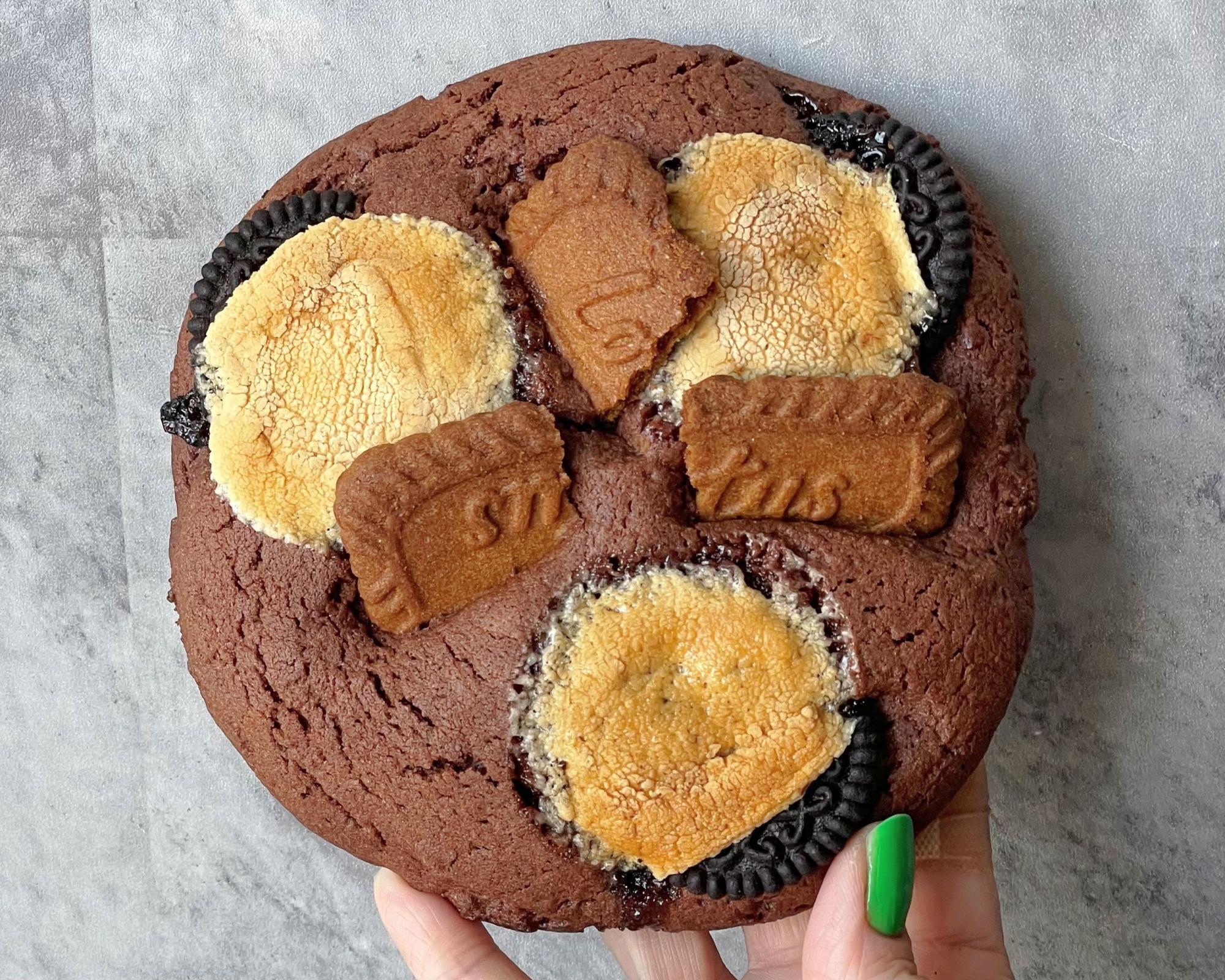 バズっています】ドバイチョコレートがたっぷり♪ザクザク バズっています】ドバイチョコレートがたっぷり♪ザクザク