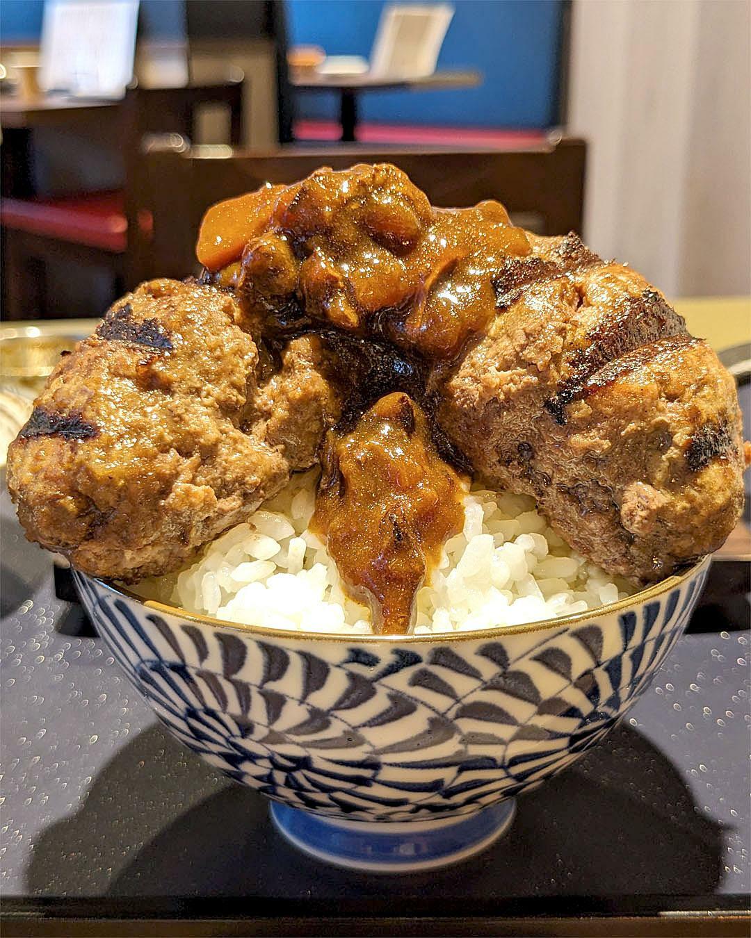 デミシチューソースダブルバーグ丼！